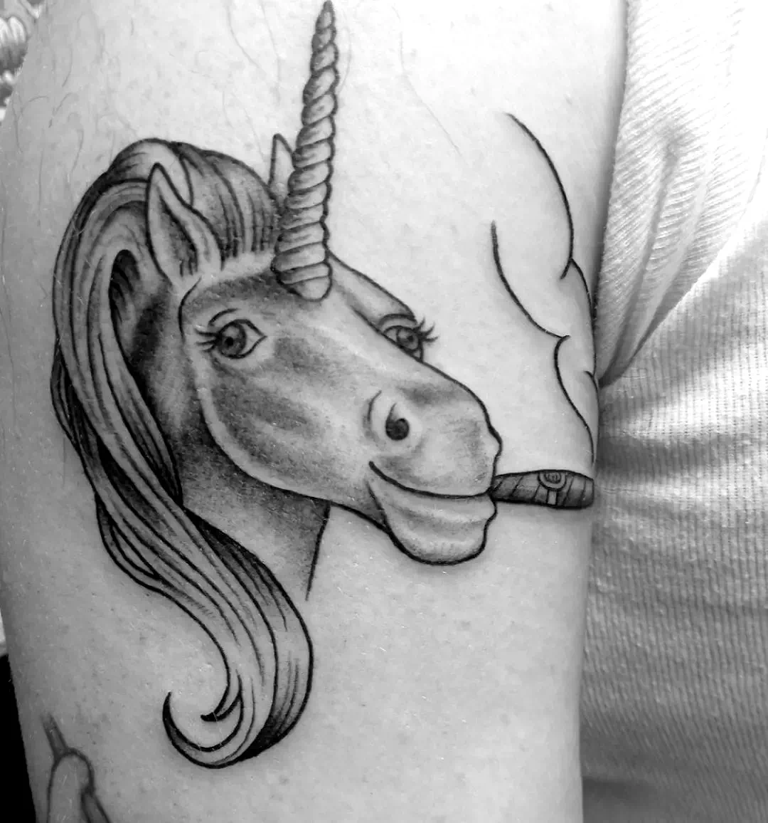 Tatuaje de unicornio negro