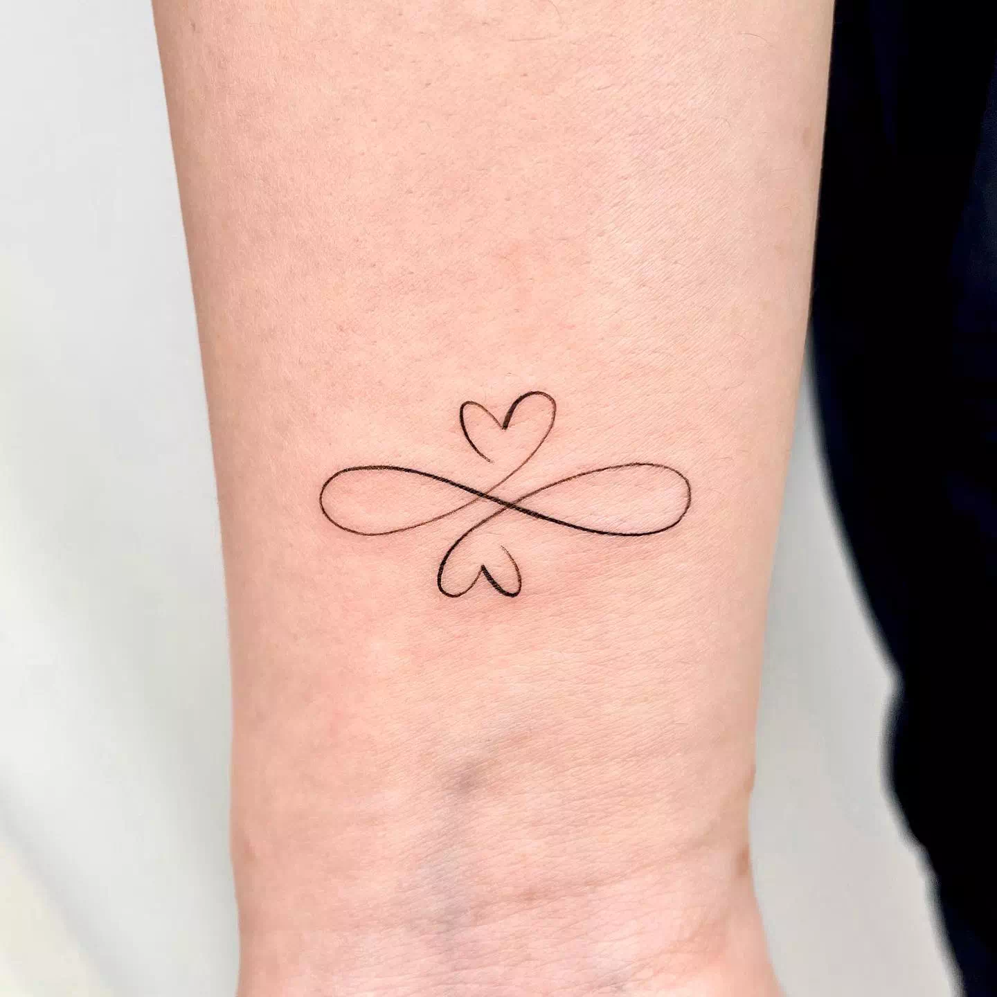 Tatuaje de corazón en blanco y negro 1