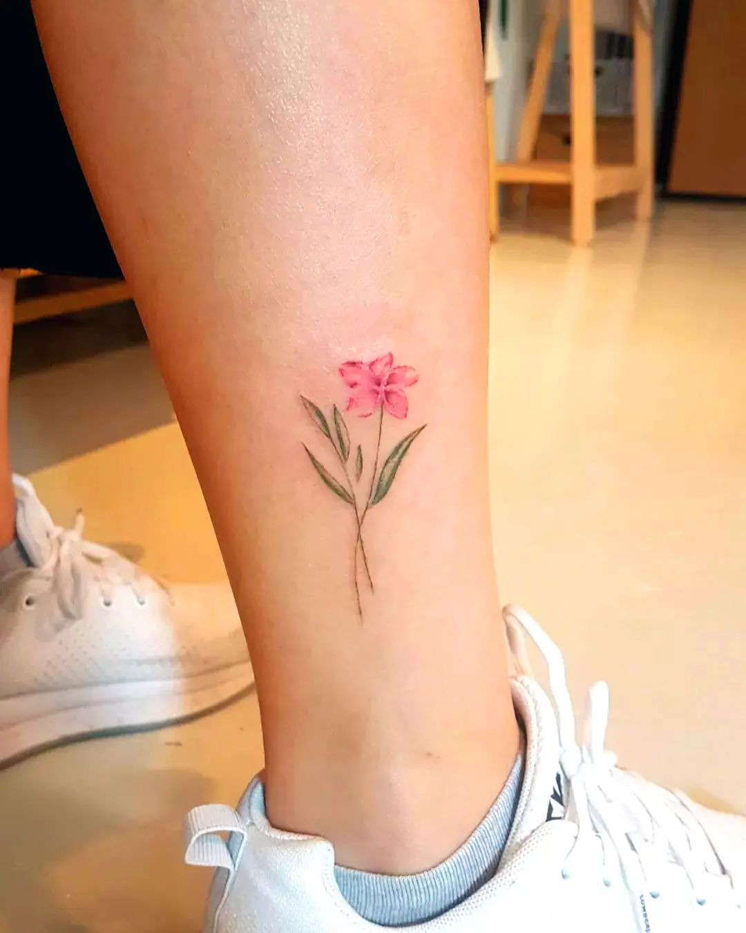 Tatuaje de flor de jazmín azul en el pie