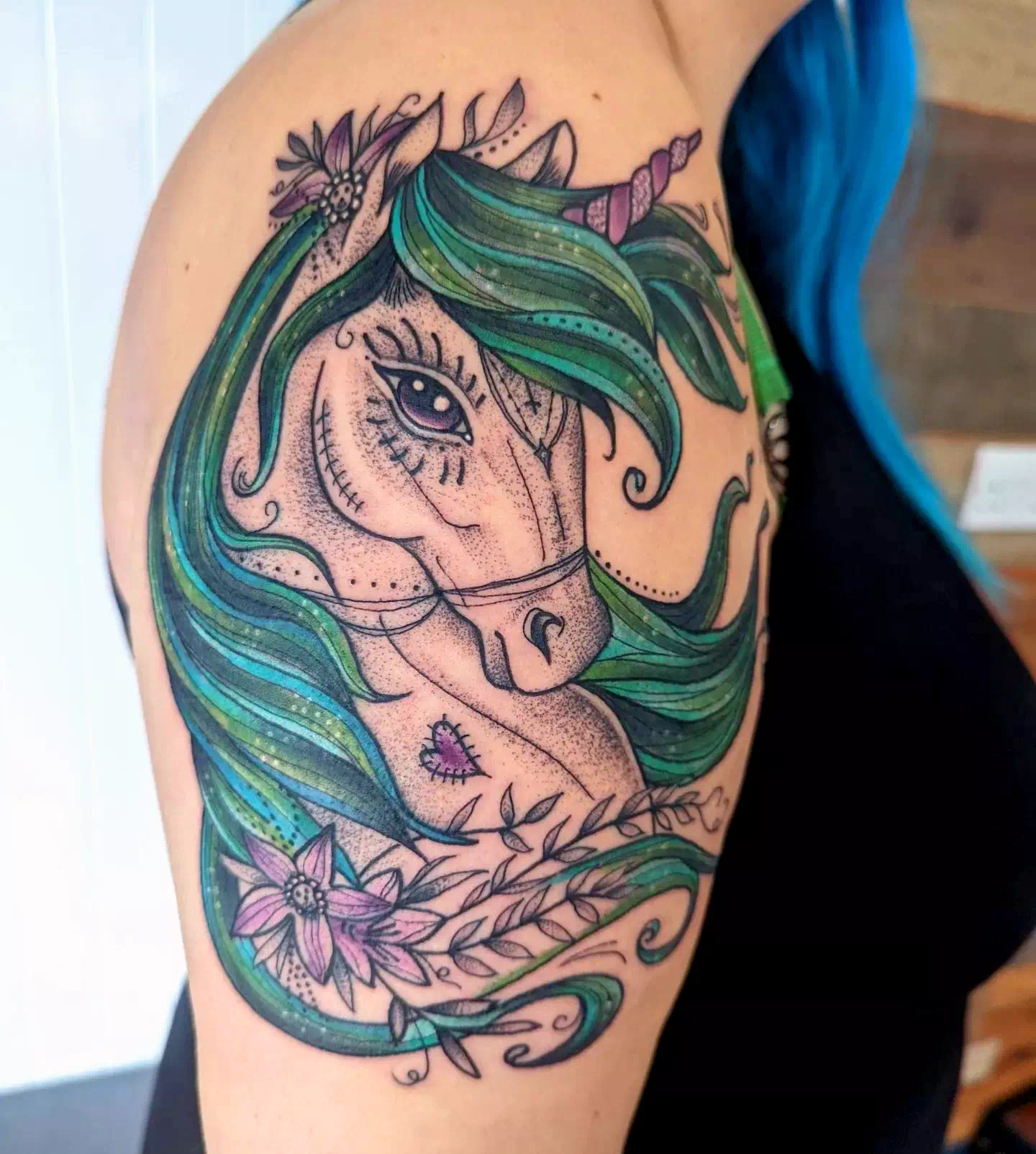 Tatuaje de unicornio ácido verde brillante