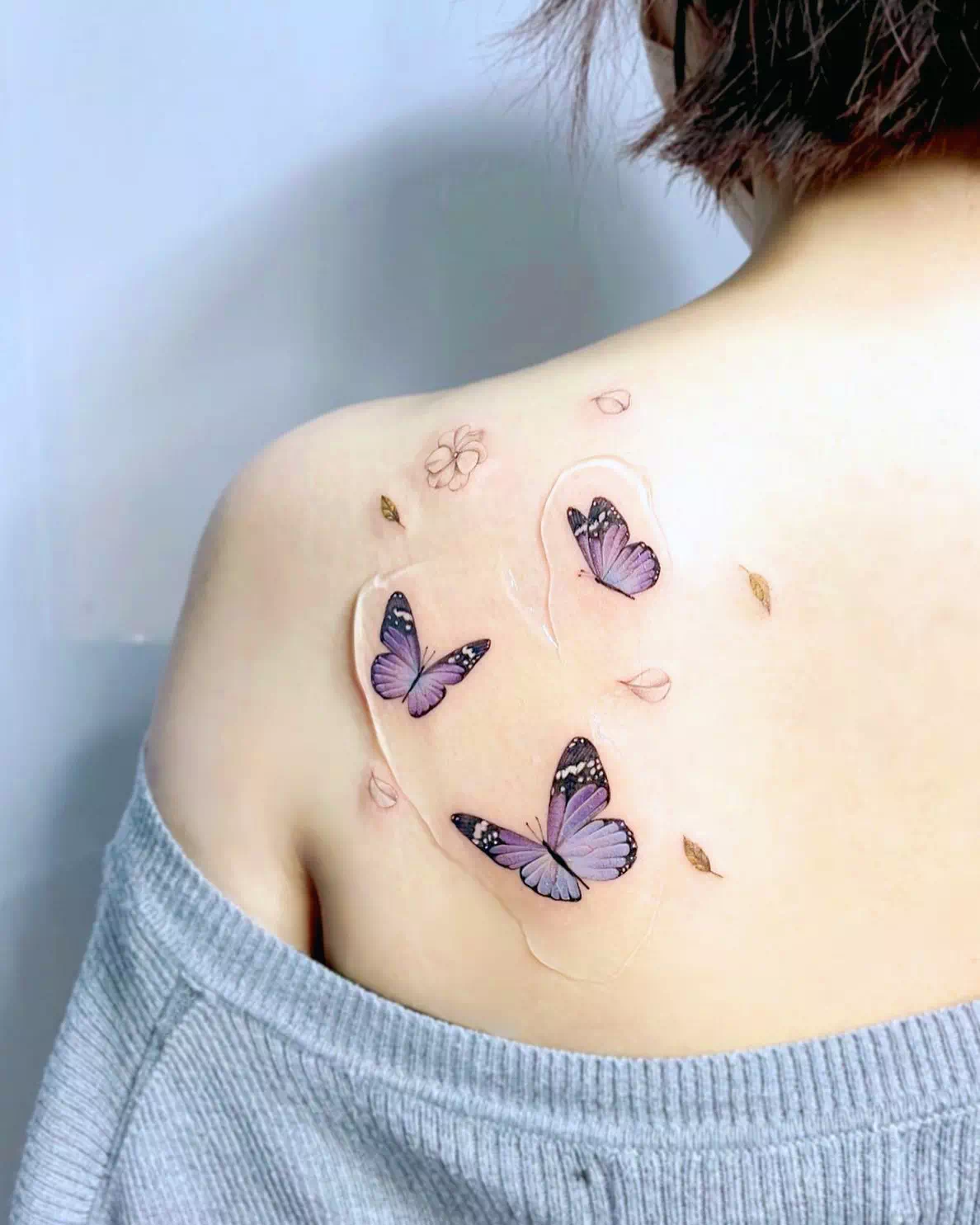 Tatuaje de flor de jazmín mariposa