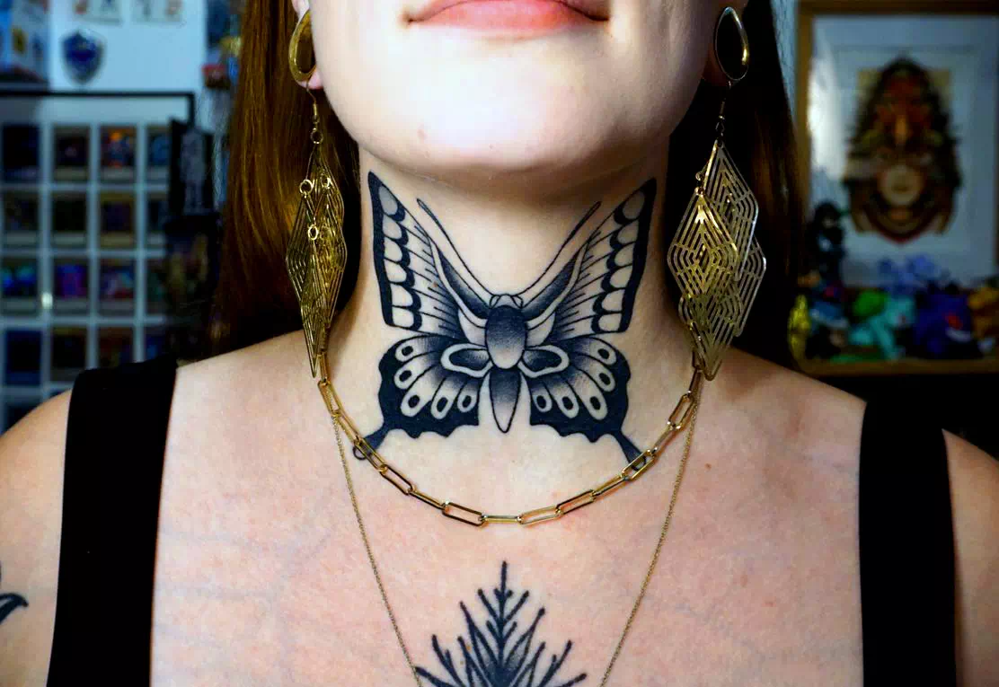 Tatuaje de mariposa en el cuello 3
