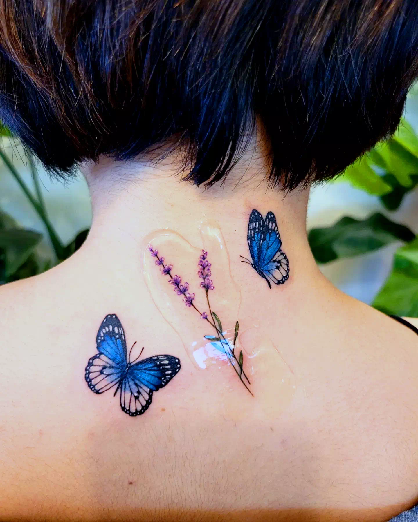 Tatuaje de mariposa en el cuello 4