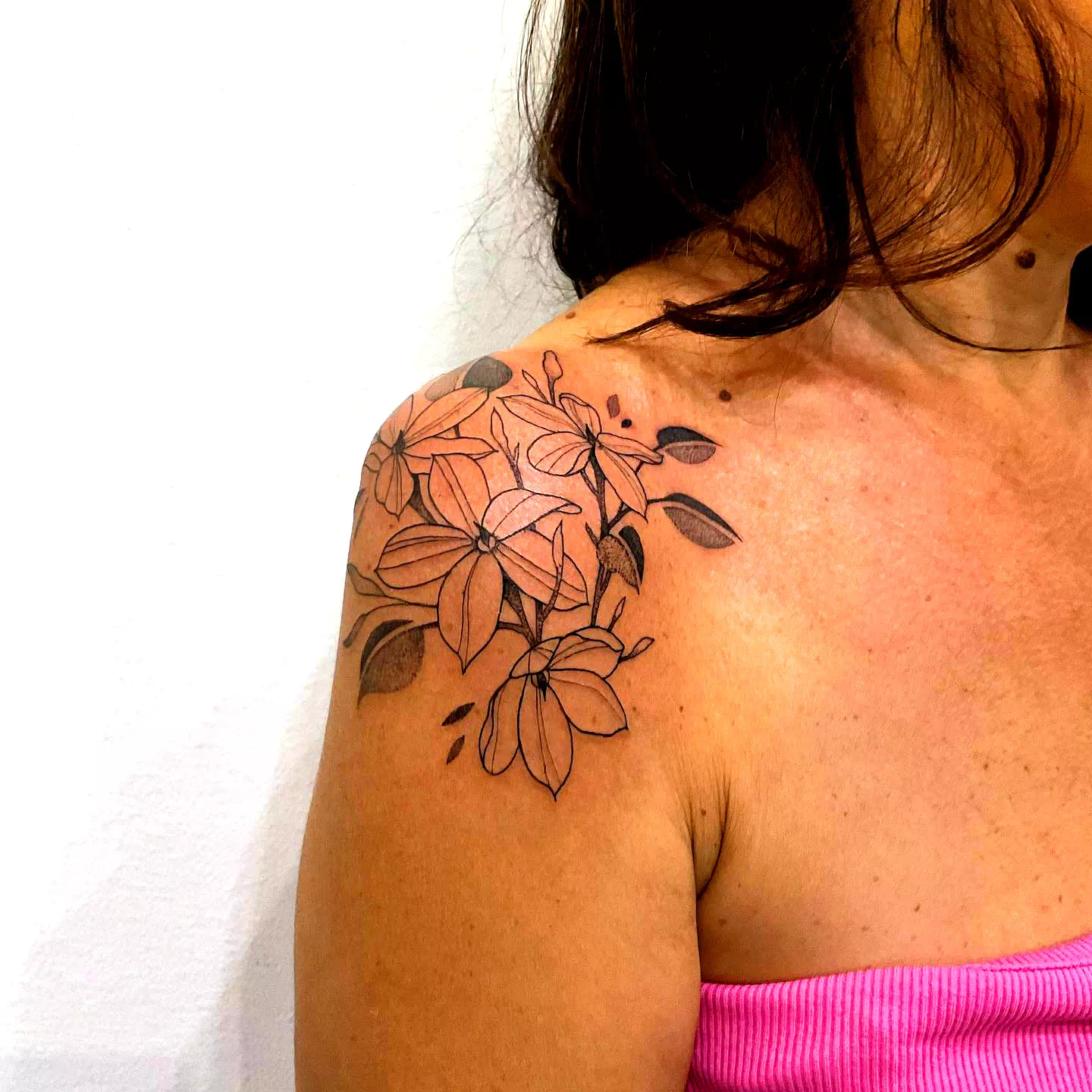 Clavícula Flor de Jazmín Tatuaje Negro