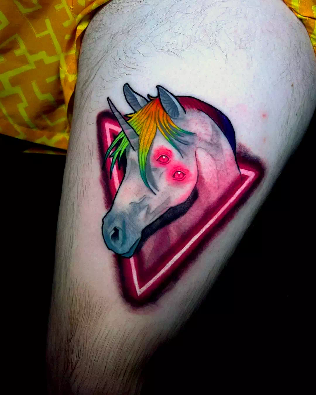 Colorido e irónico tatuaje de unicornio
