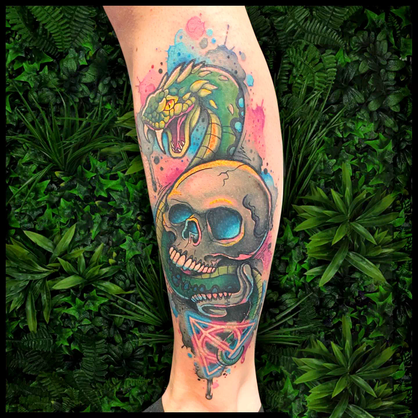 Tatuaje colorido y ruidoso de un mortífago
