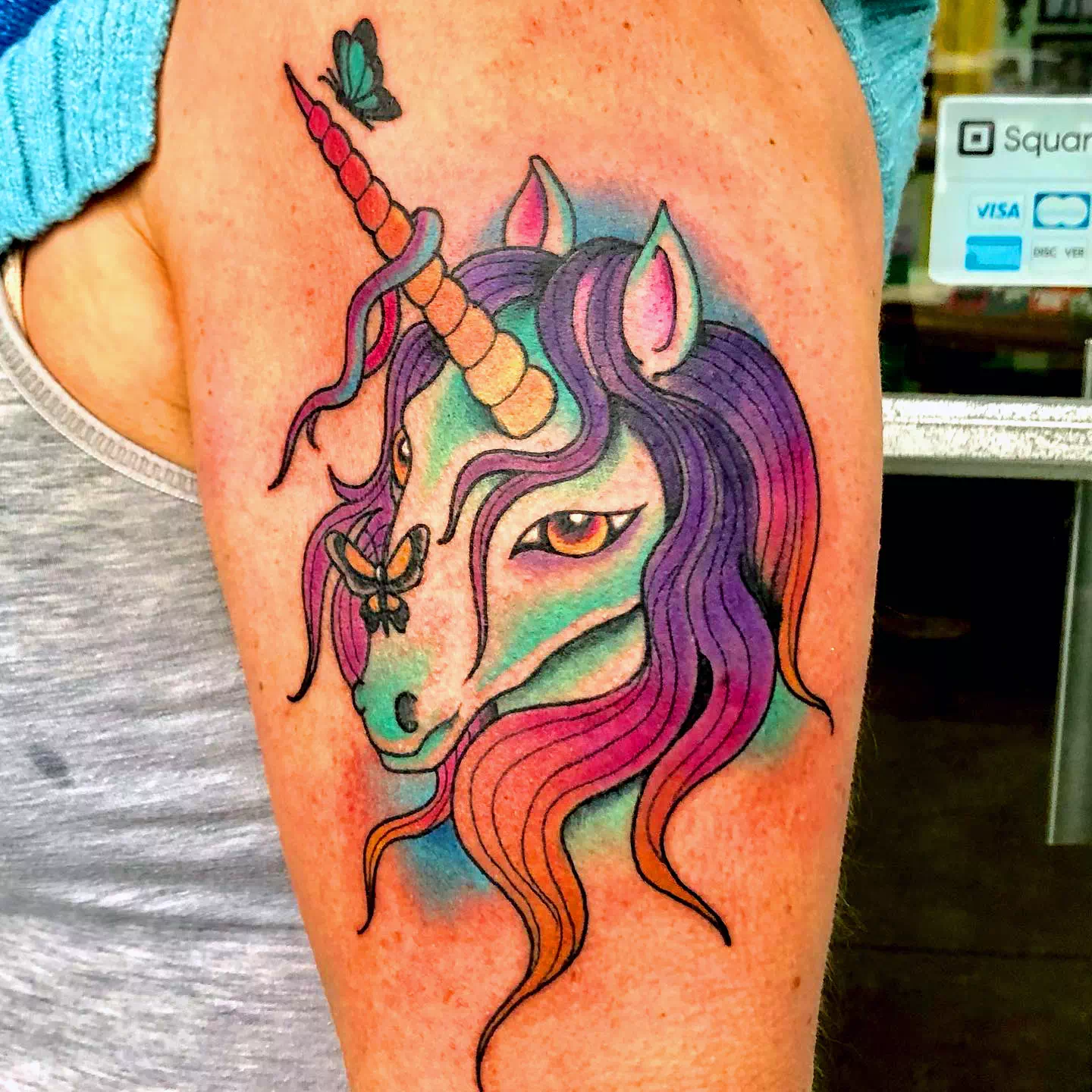 Tatuaje de unicornio arco iris de colores