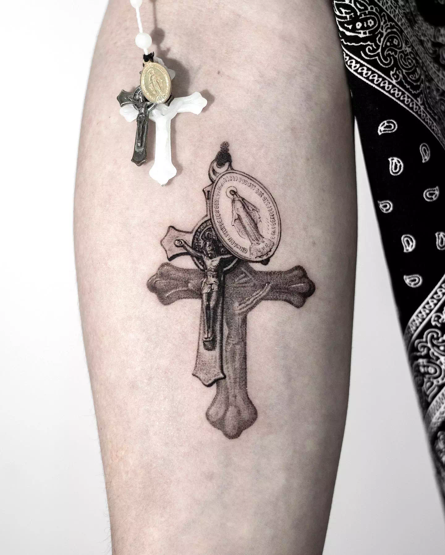 Tatuajes de cruces en blanco y negro 1