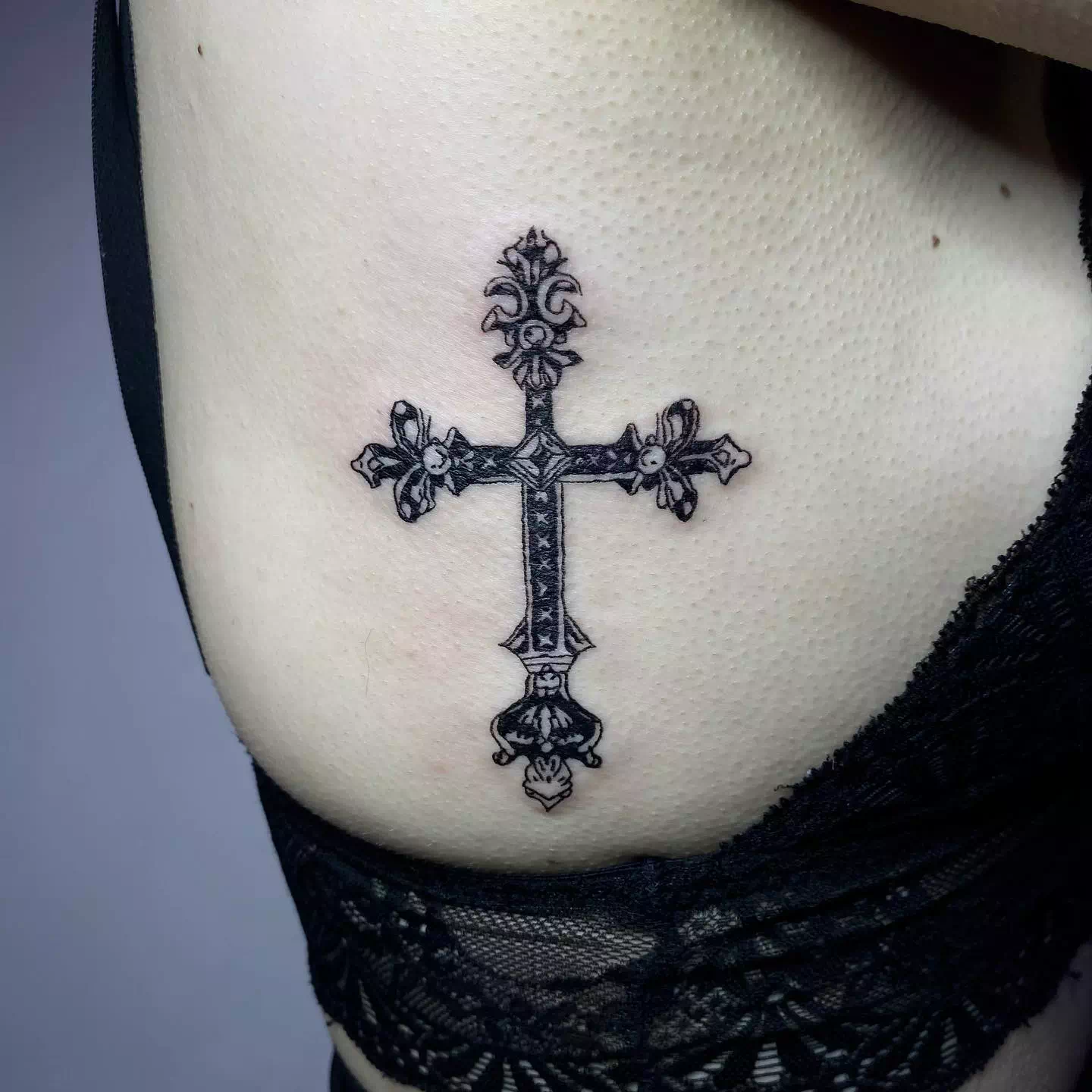 Tatuajes de cruces en blanco y negro 2