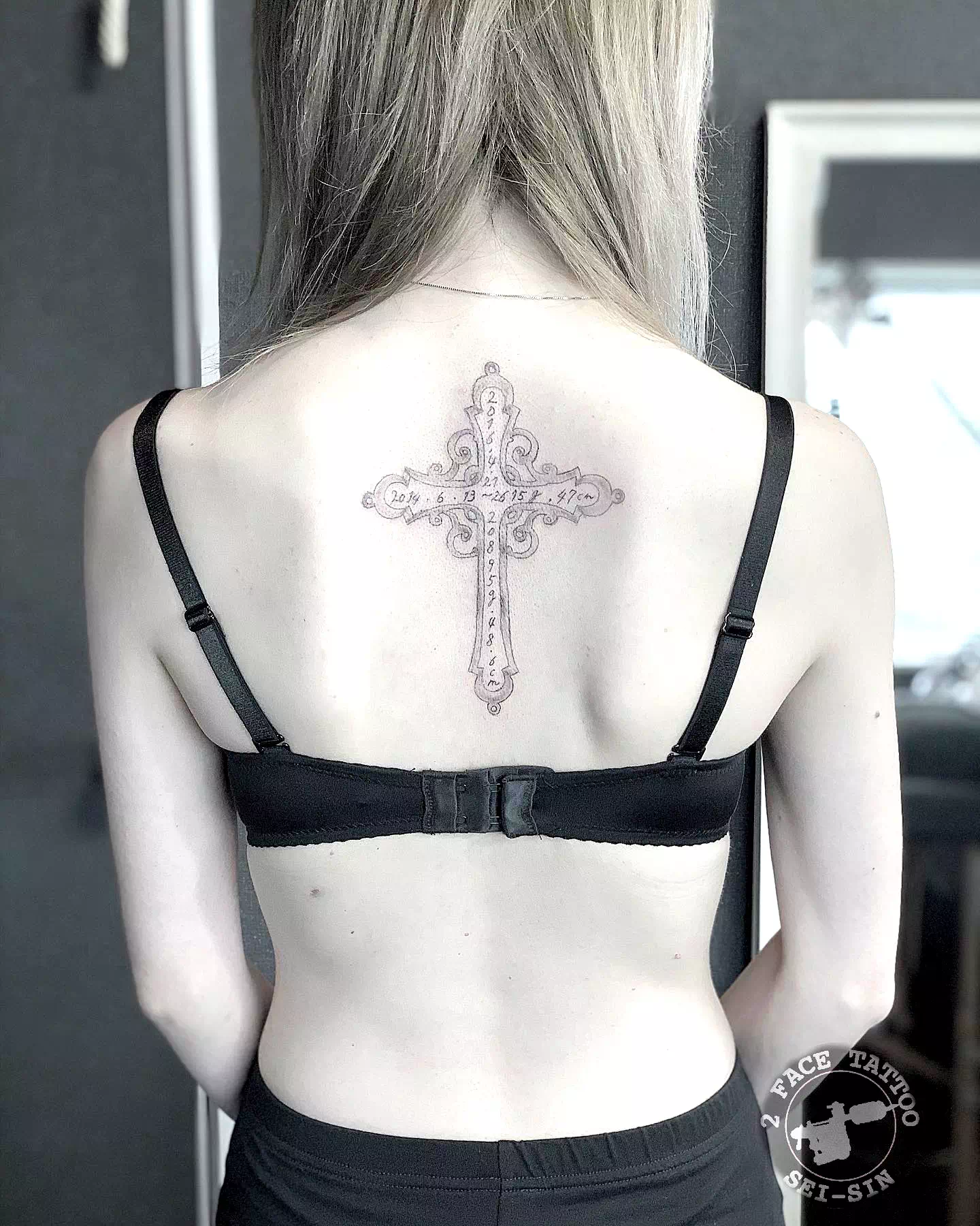 Tatuaje de una cruz en el cuello 5