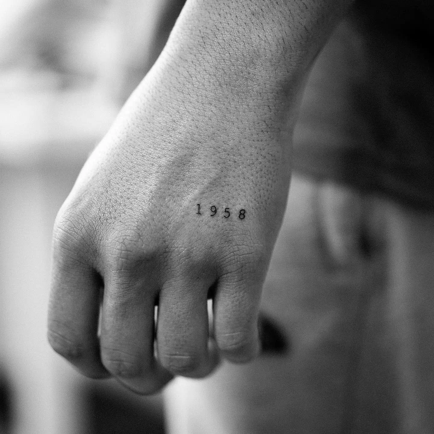 Datums-Tattoos in Schwarz und Weiß 1