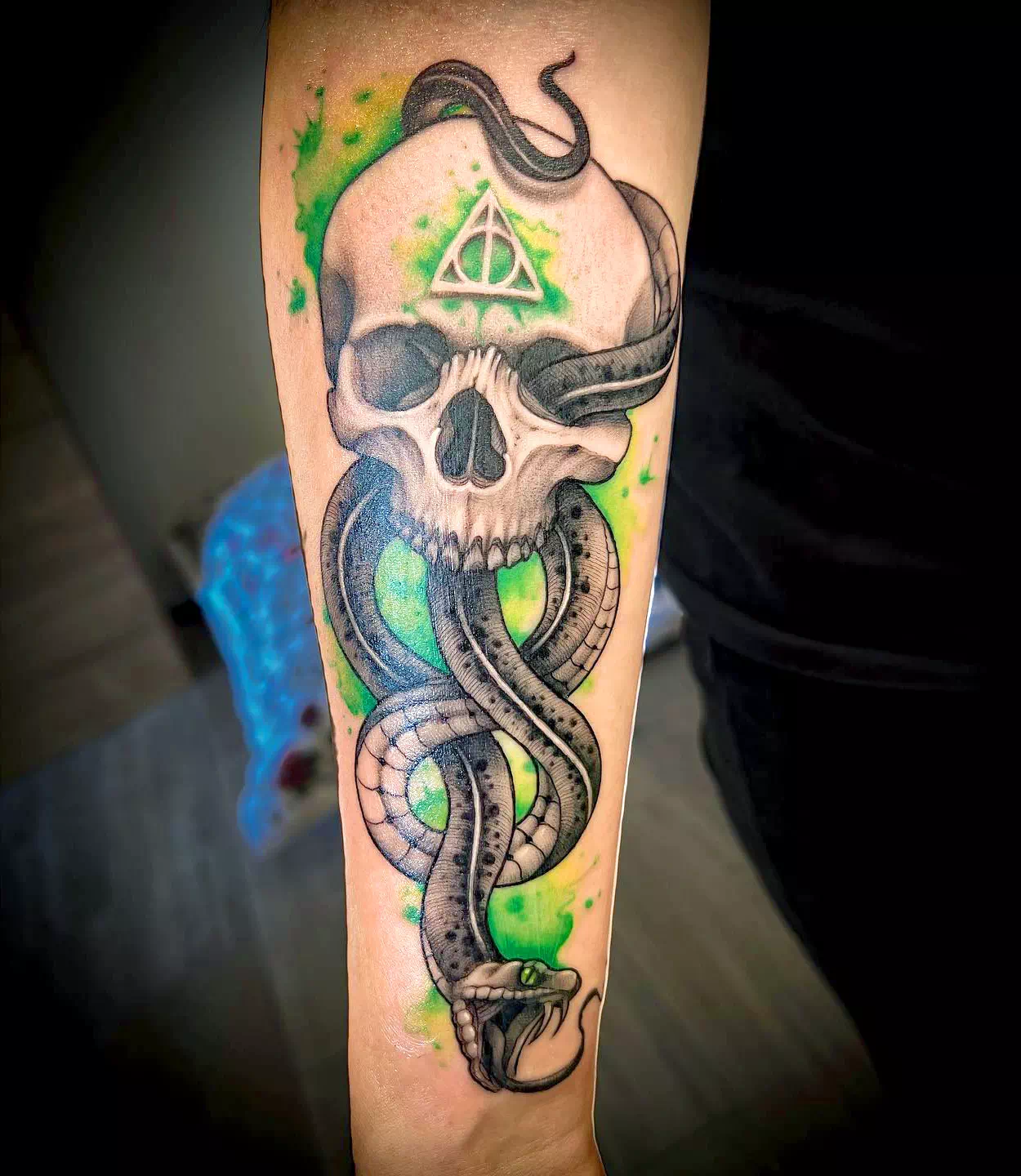 Todesser Tattoo Schwarz Grüne Tinte
