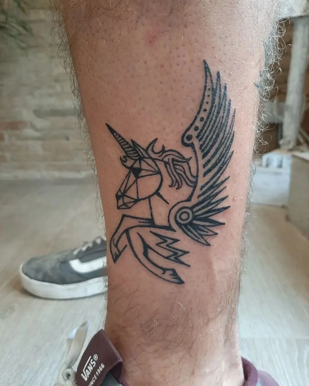 Tatuaje detallado de un pequeño unicornio