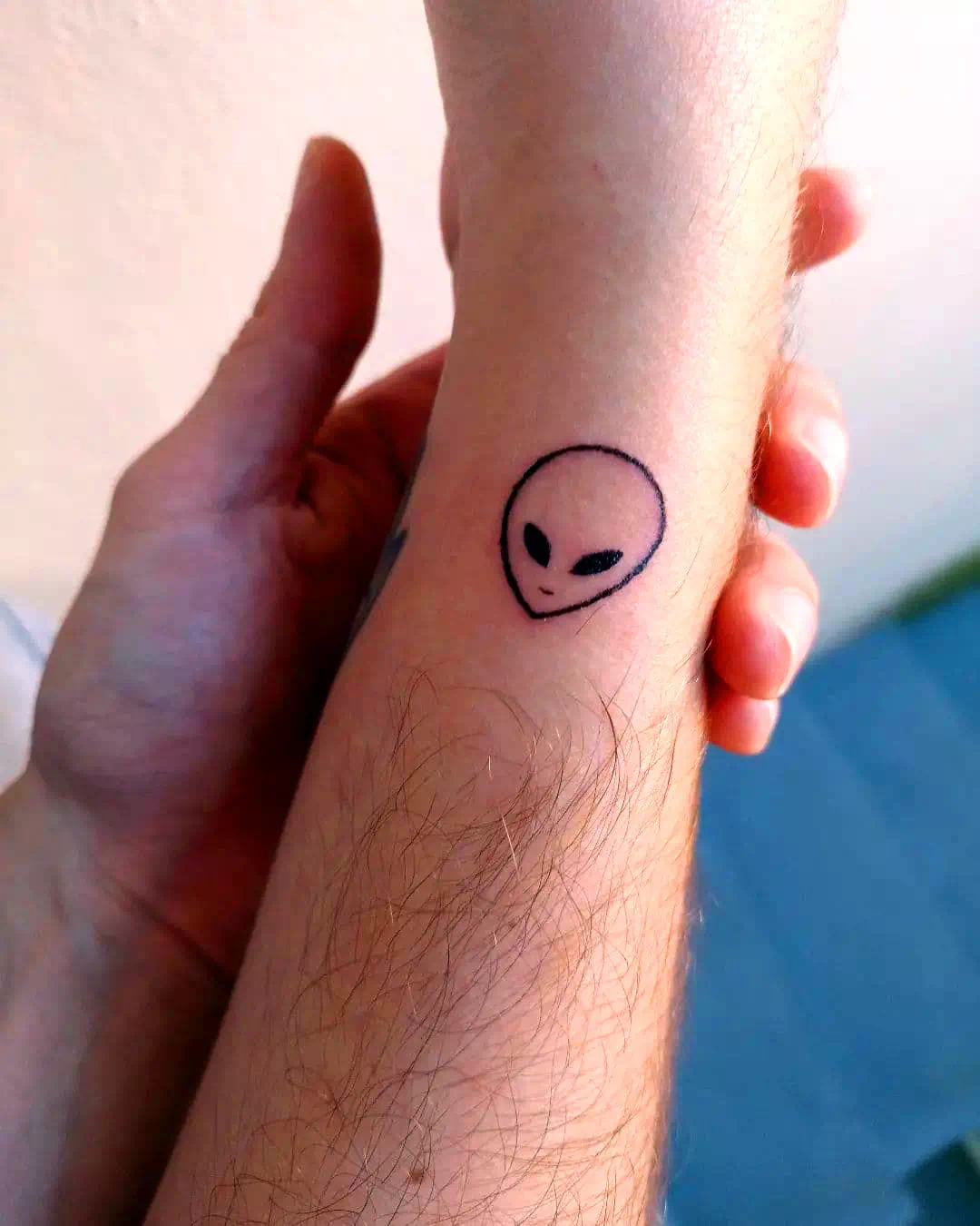 Expresivo tatuaje alienígena minimalista 1