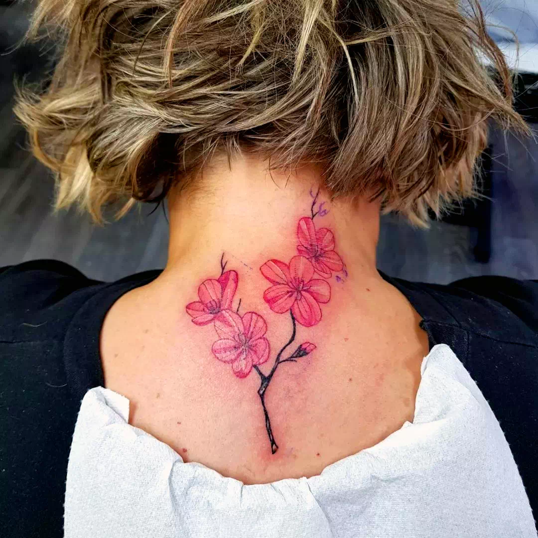 Tatuaje femenino en el cuello 3