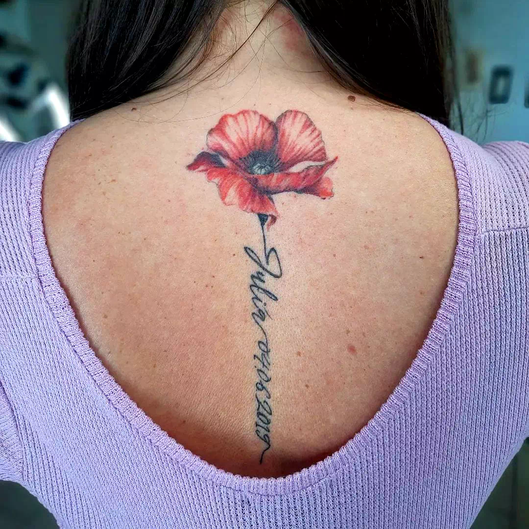 Tatuaje femenino en el cuello 4