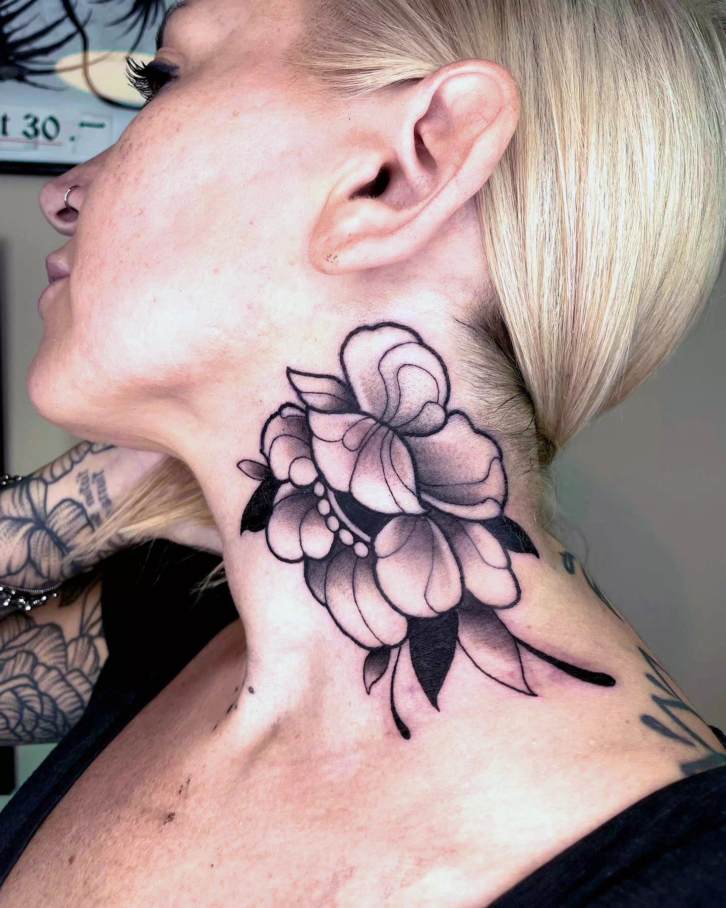 Tatuaje de flores en el cuello 3