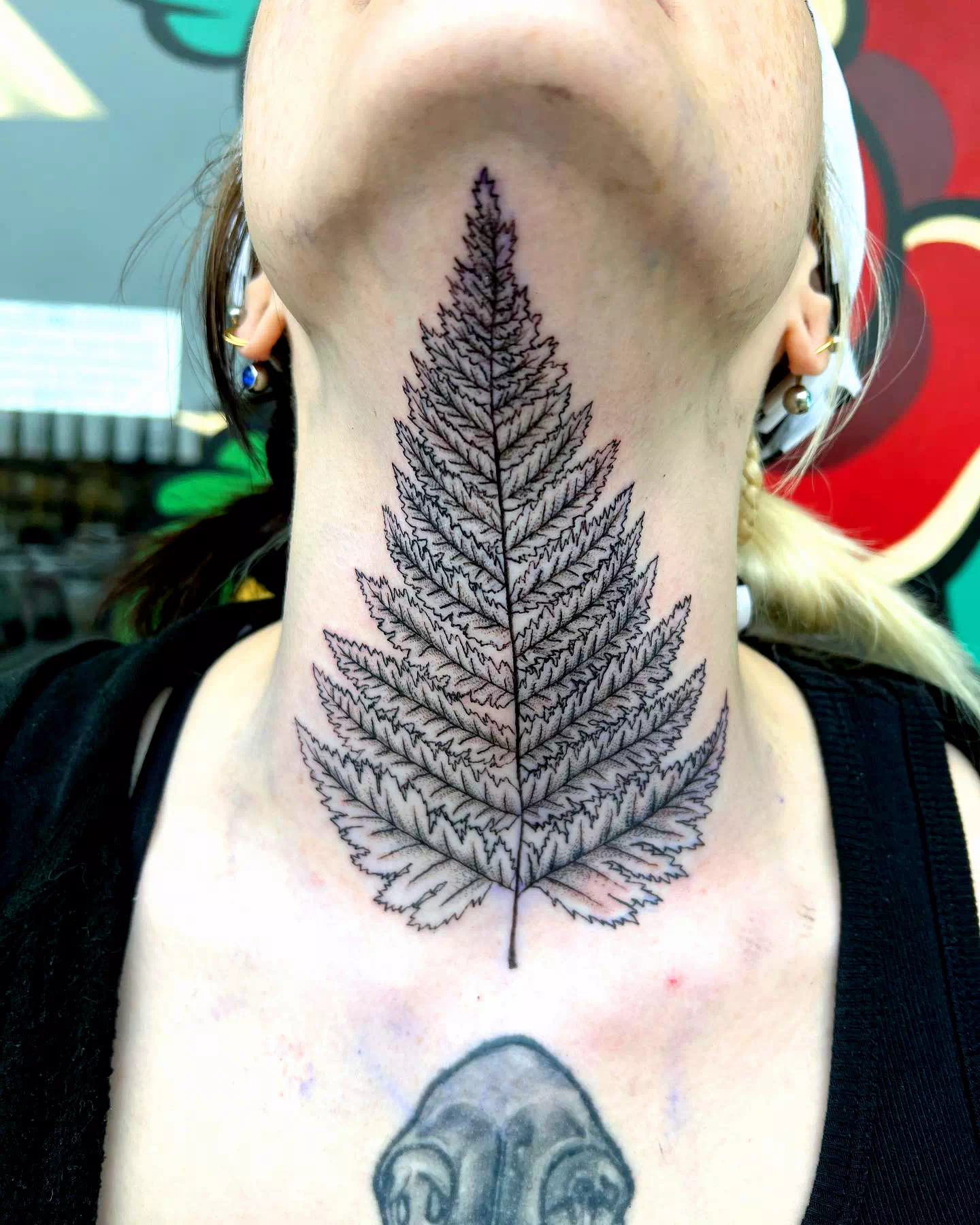 Tatuaje de flores en el cuello 4