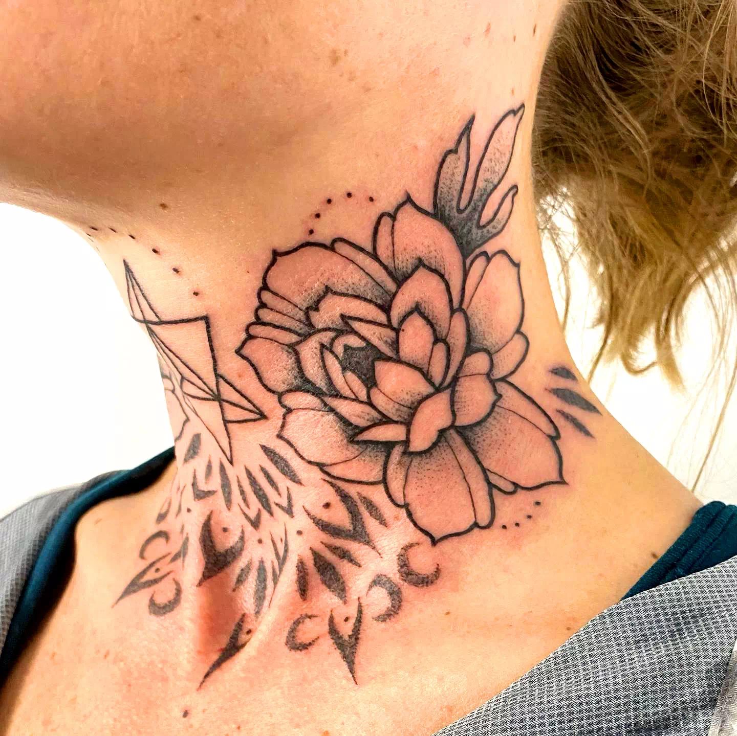 Tatuaje de flores en el cuello 5