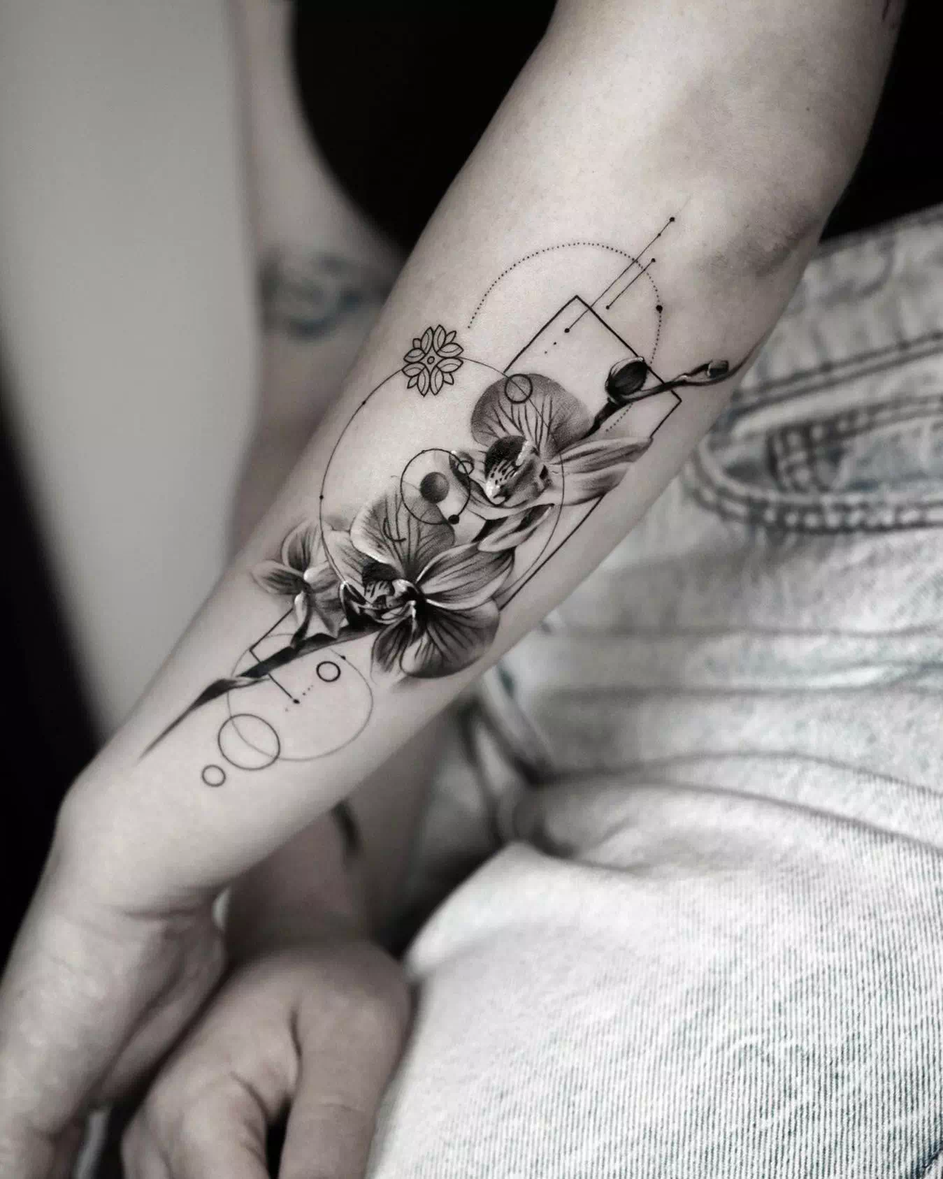 Tatuajes geométricos en blanco y negro 1