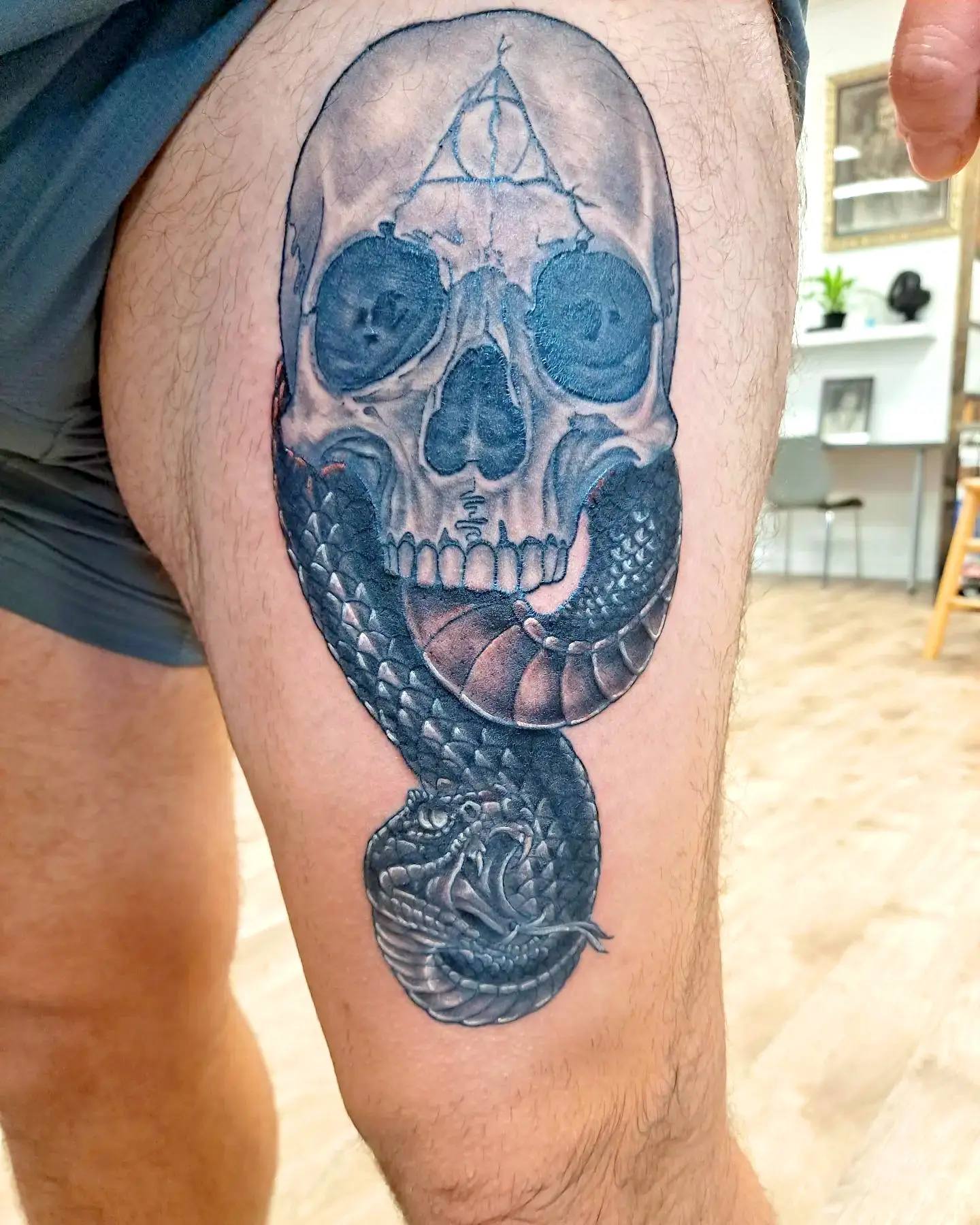 Tatuaje gigante de un mortífago negro