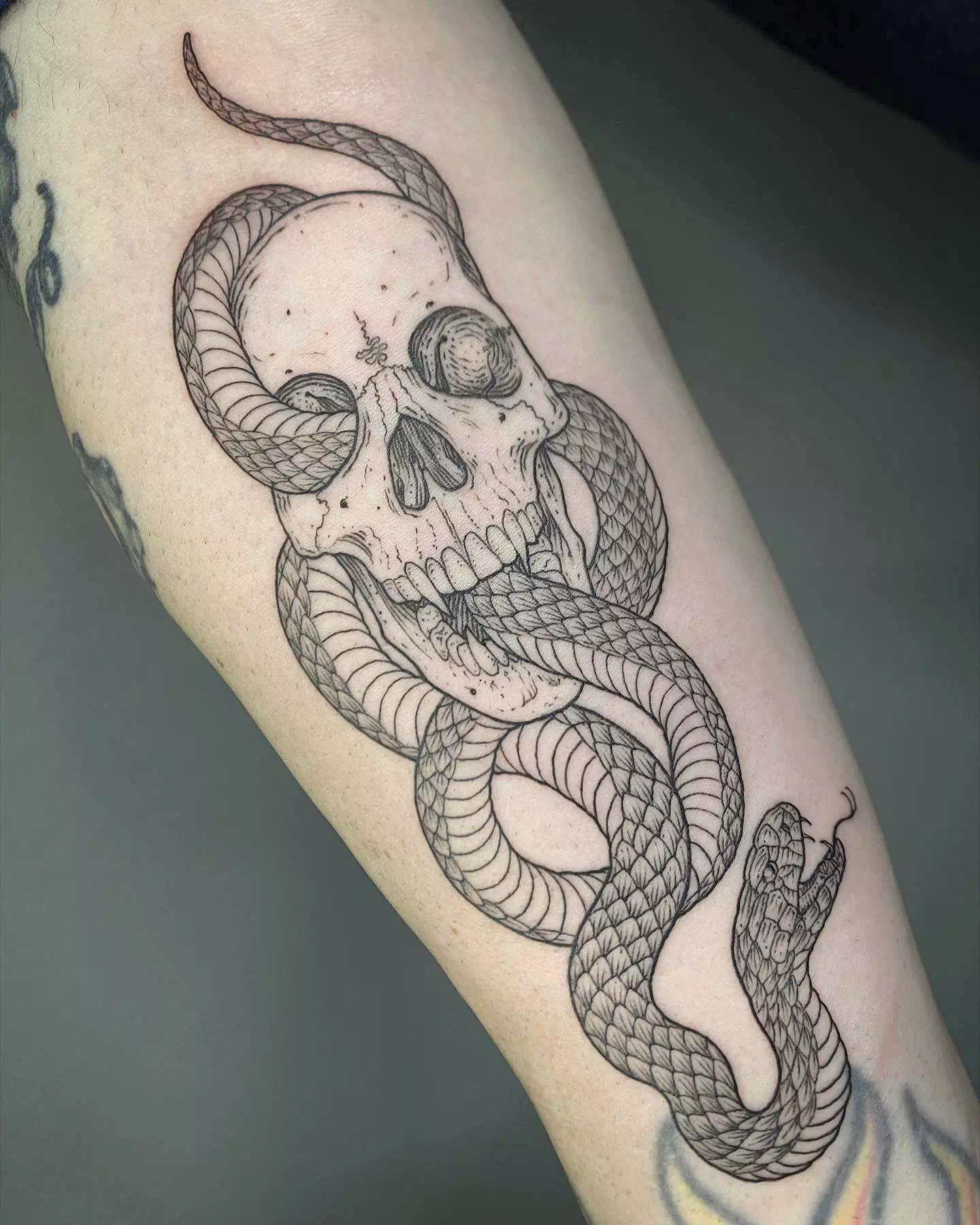 Precioso Tatuaje de un Mortífago en el Antebrazo Tinta Negra