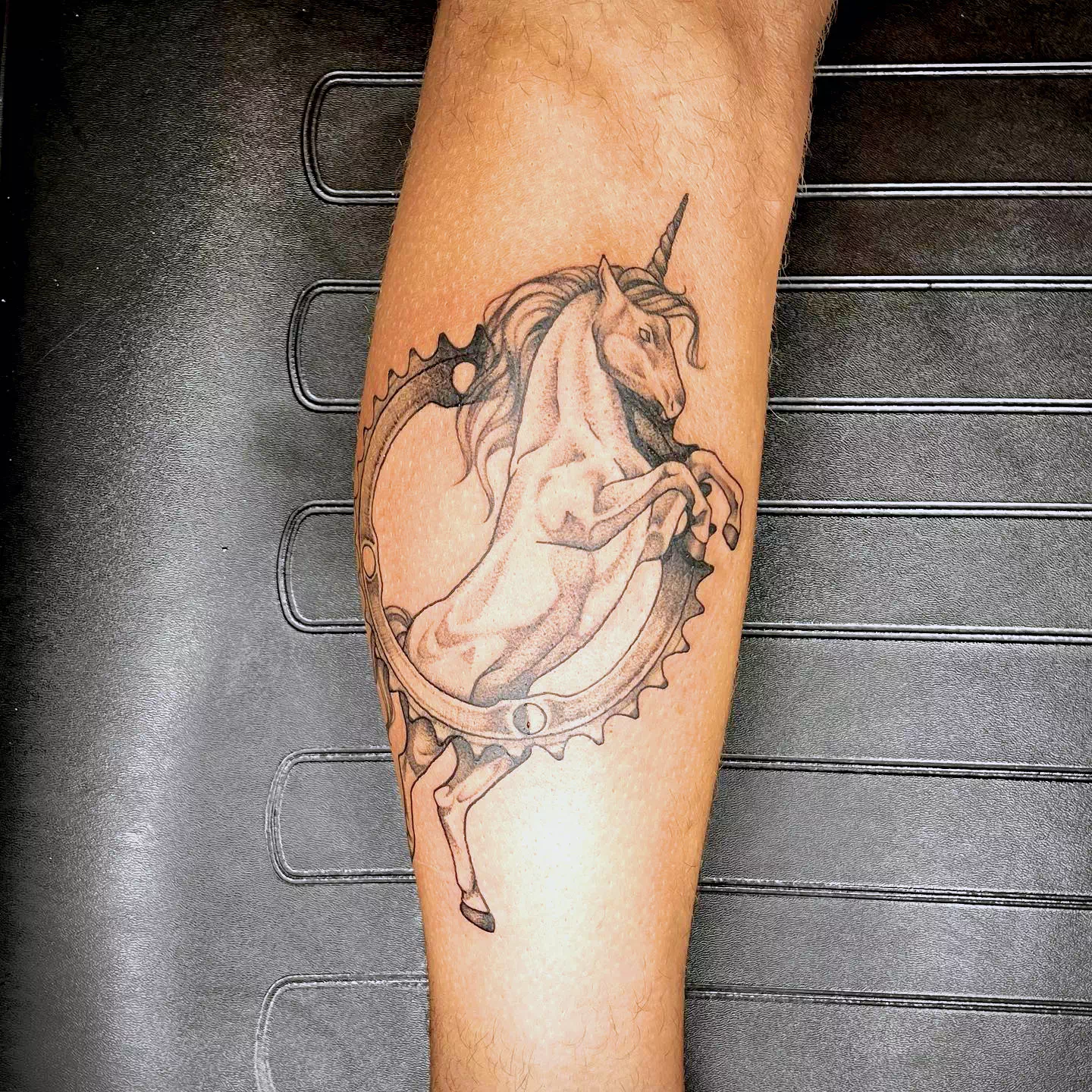 Precioso tatuaje de unicornio místico