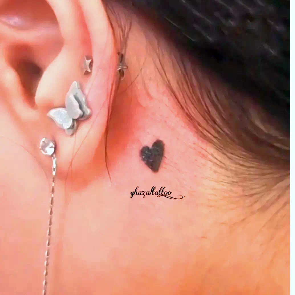 Tatuaje de corazón en el cuello 4