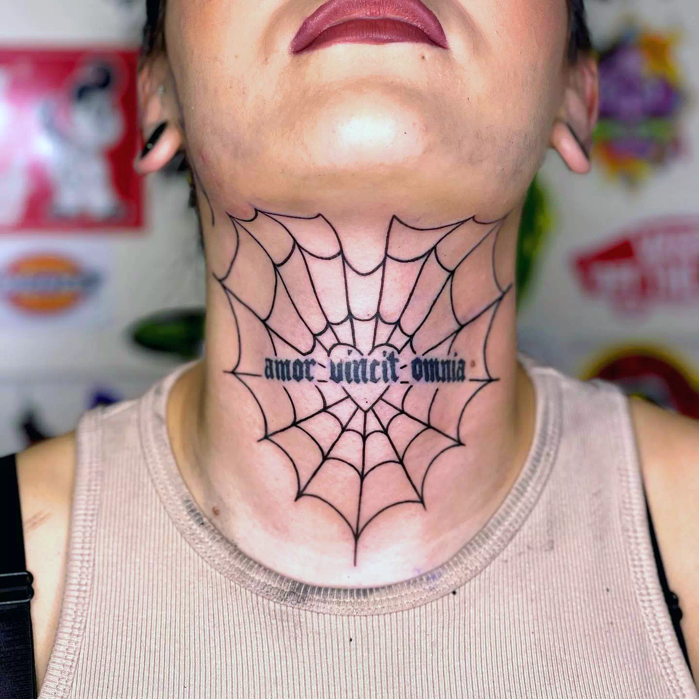 Tatuaje inspirador en el cuello 2