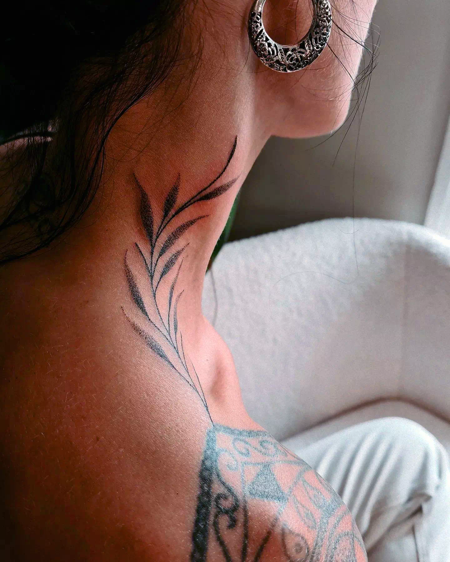 Tatuaje inspirador en el cuello 3