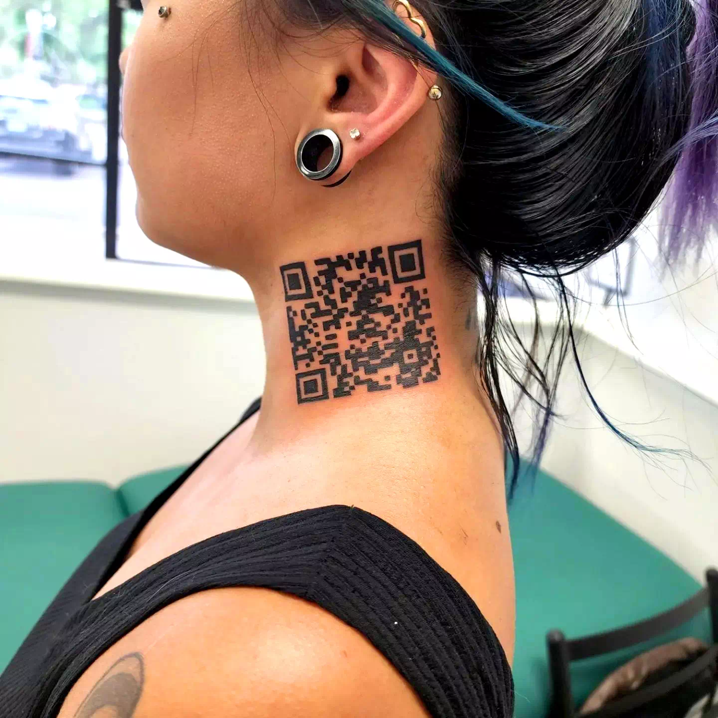Tatuaje inspirador en el cuello 4