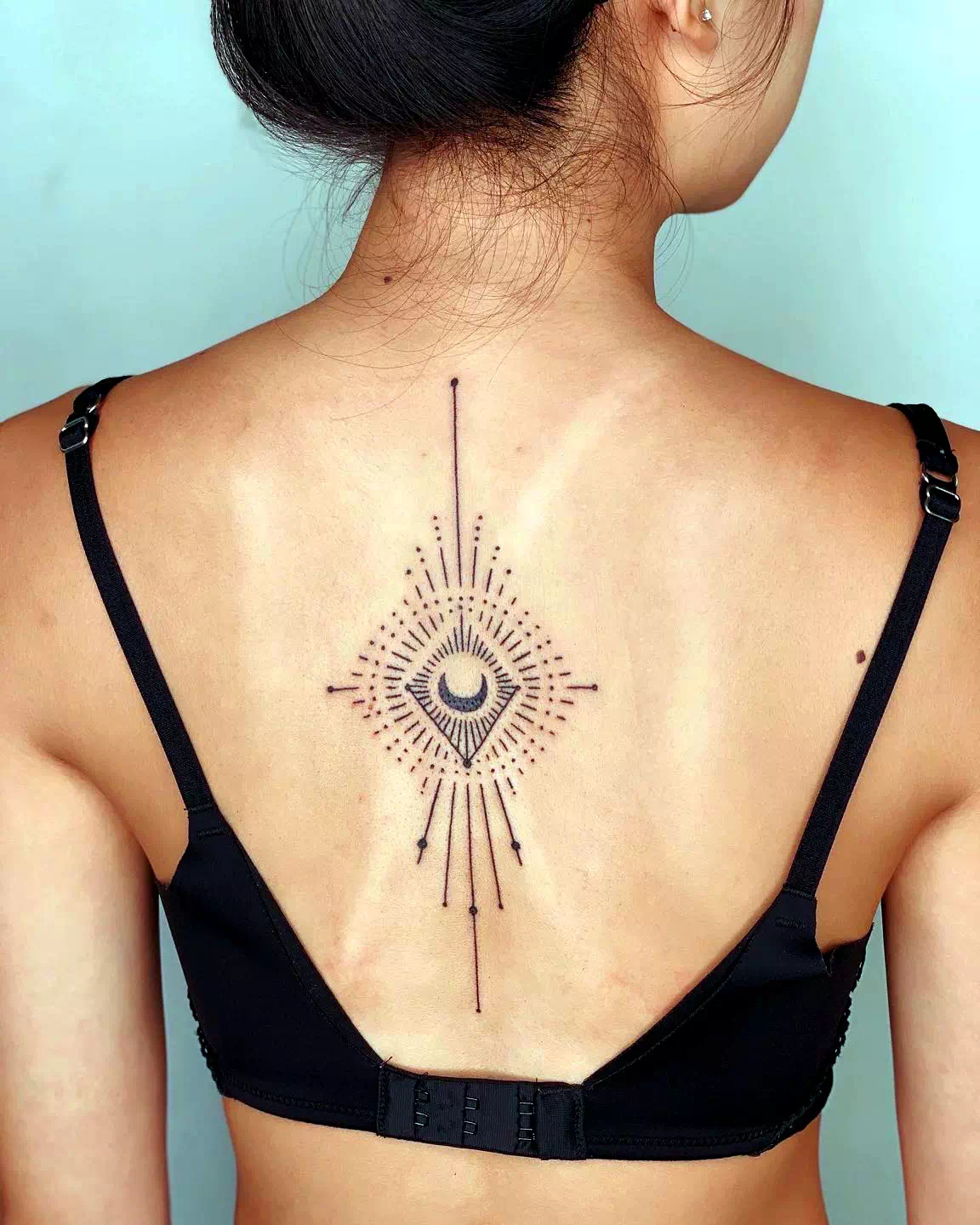 Intrincado diseño de tatuaje del sistema solar con sol y luna 2