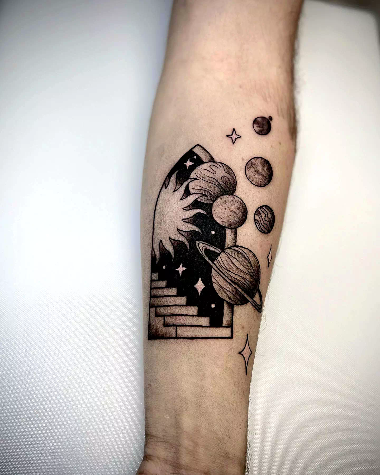 Intrincado diseño de tatuaje del Sistema Solar con Sol y Luna 3