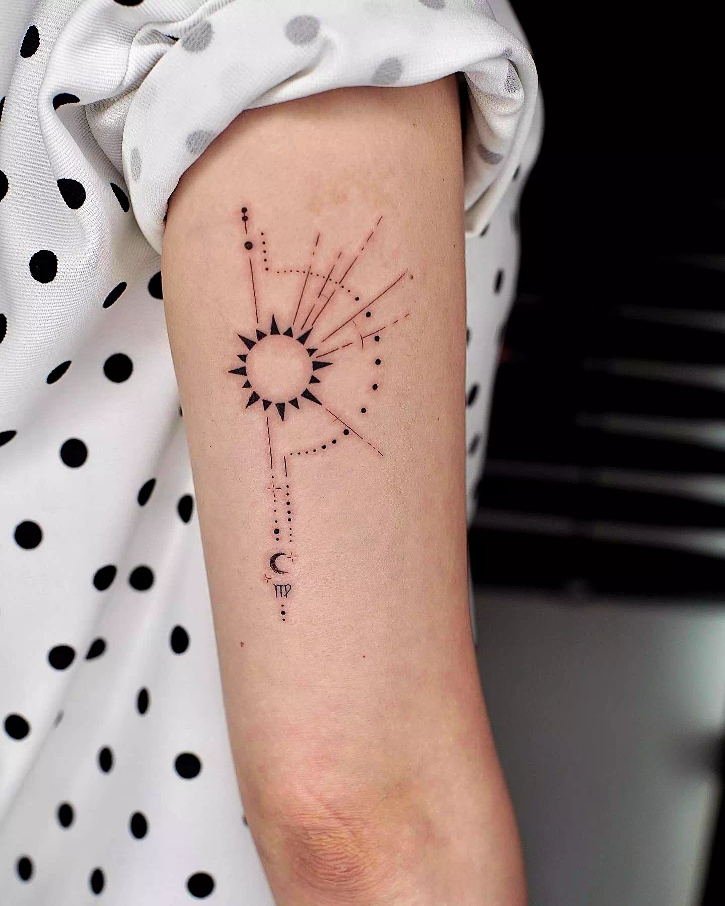 Kompliziertes Sonne und Mond Sonnensystem Tattoo Design 4