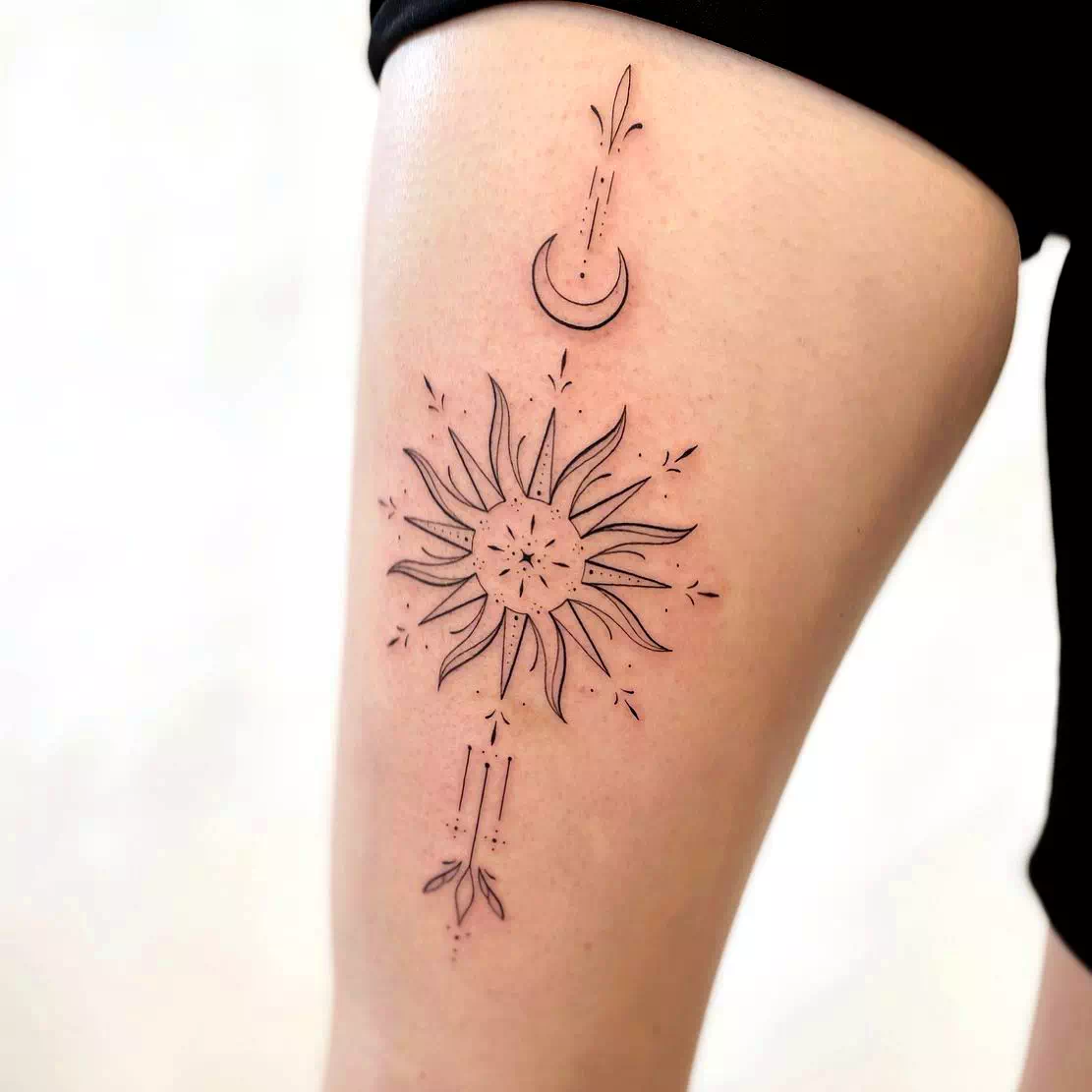 Intrincado diseño de tatuaje del sistema solar con sol y luna 5