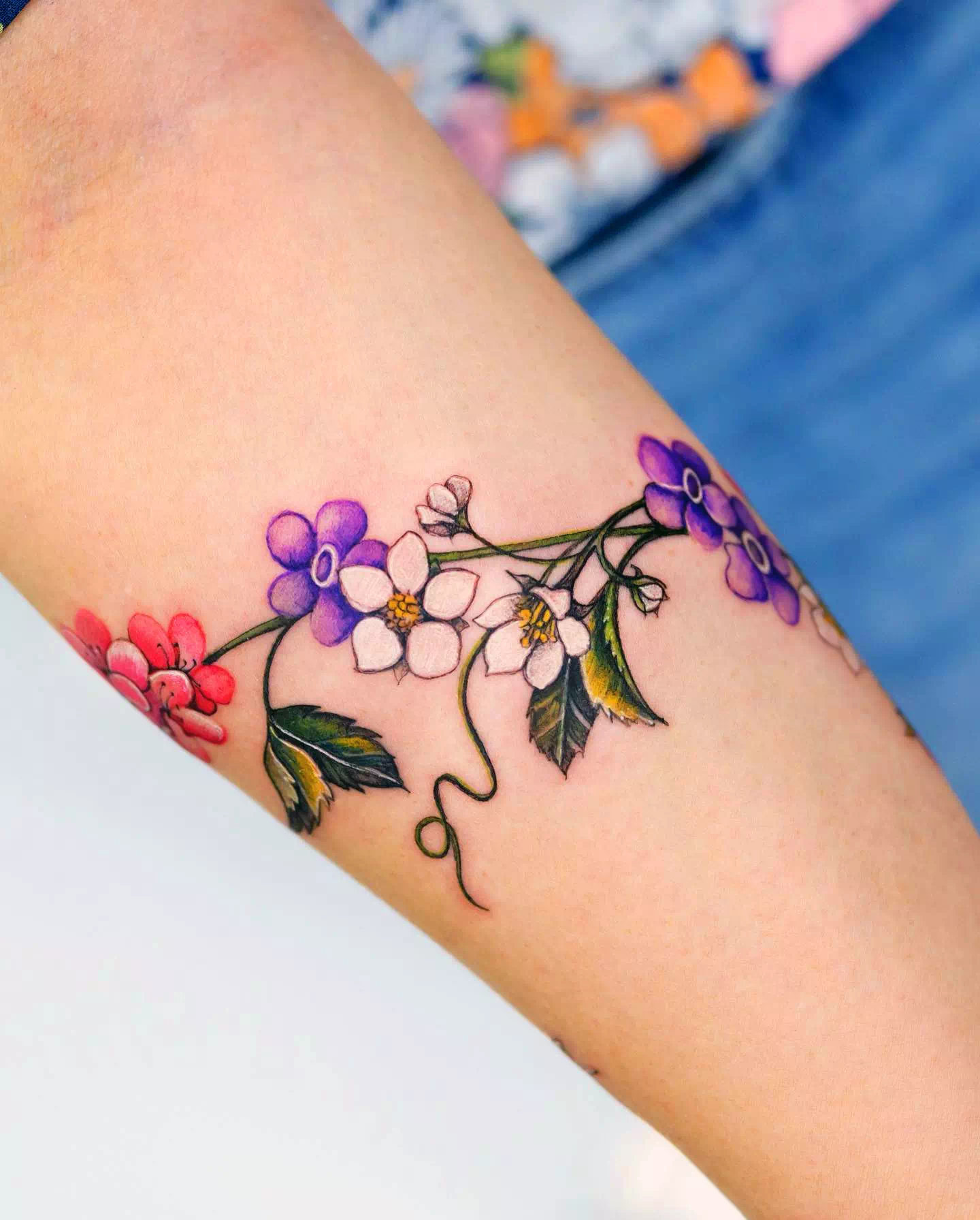 Jasmin Blume Tattoo Arm Lila Design