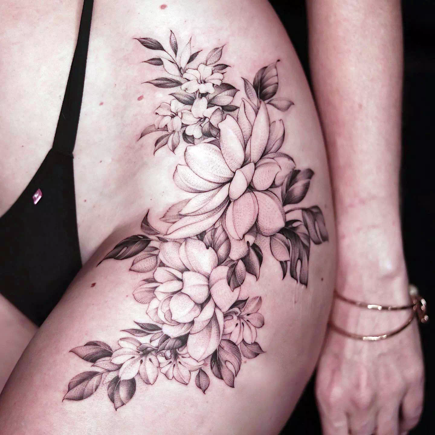 Tatuaje de la flor del jazmín en el muslo Gorgeous Ink