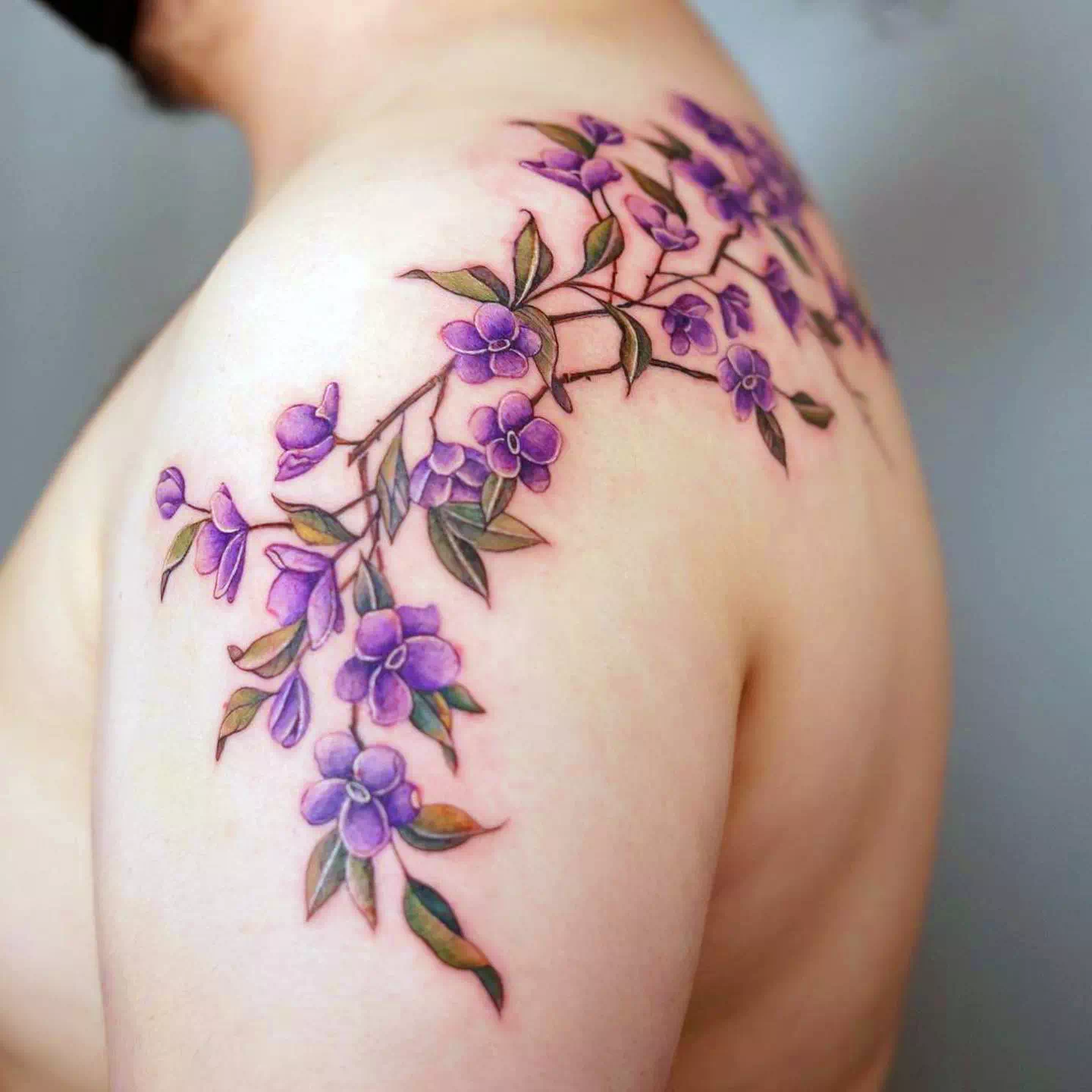 Jasmin Blume Tattoo Schulter Idee
