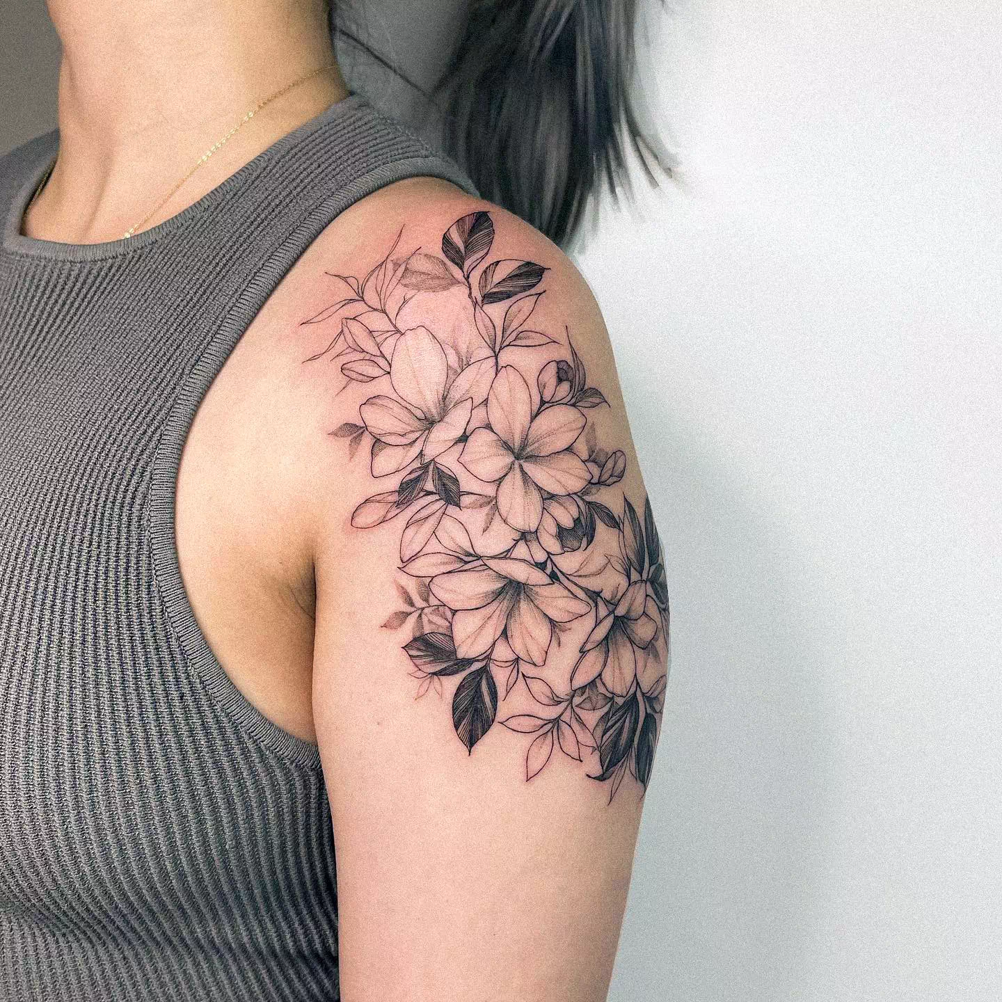 Tatuaje de la flor del jazmín Tinta para el hombro