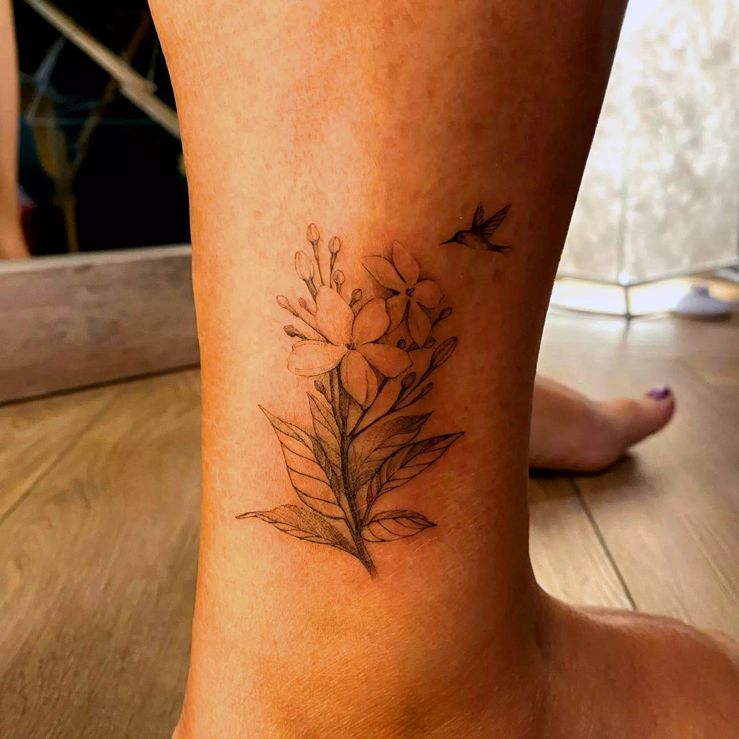 Jasmin Blume Tattoo Klein über Bein