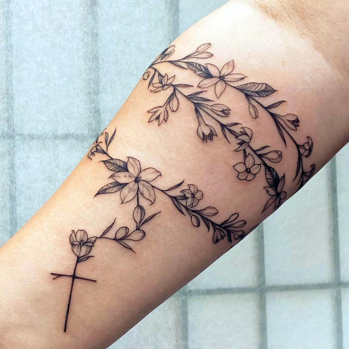 Tatuaje de flor de jazmín con nombre