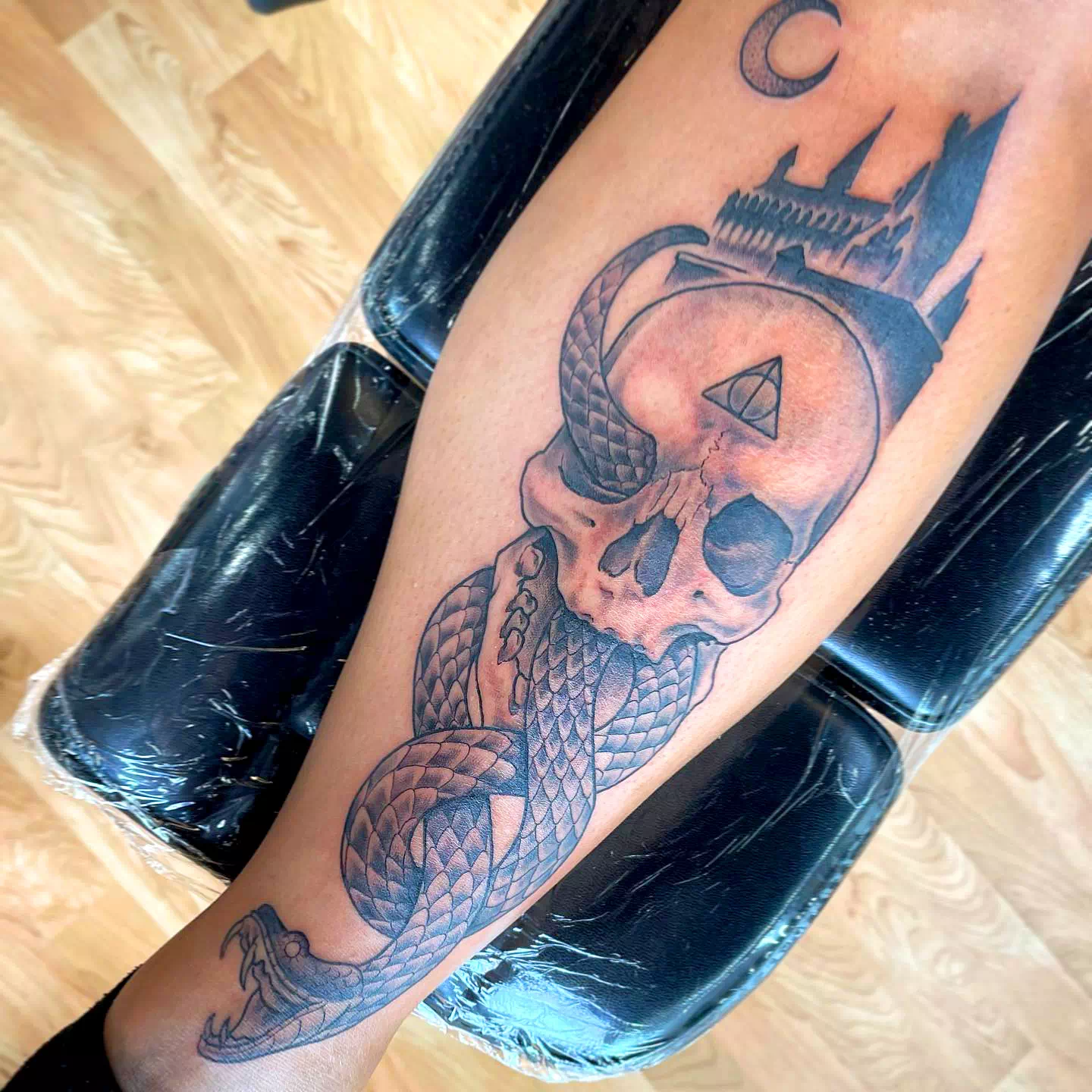 Tatuaje de mortífago de pierna grande