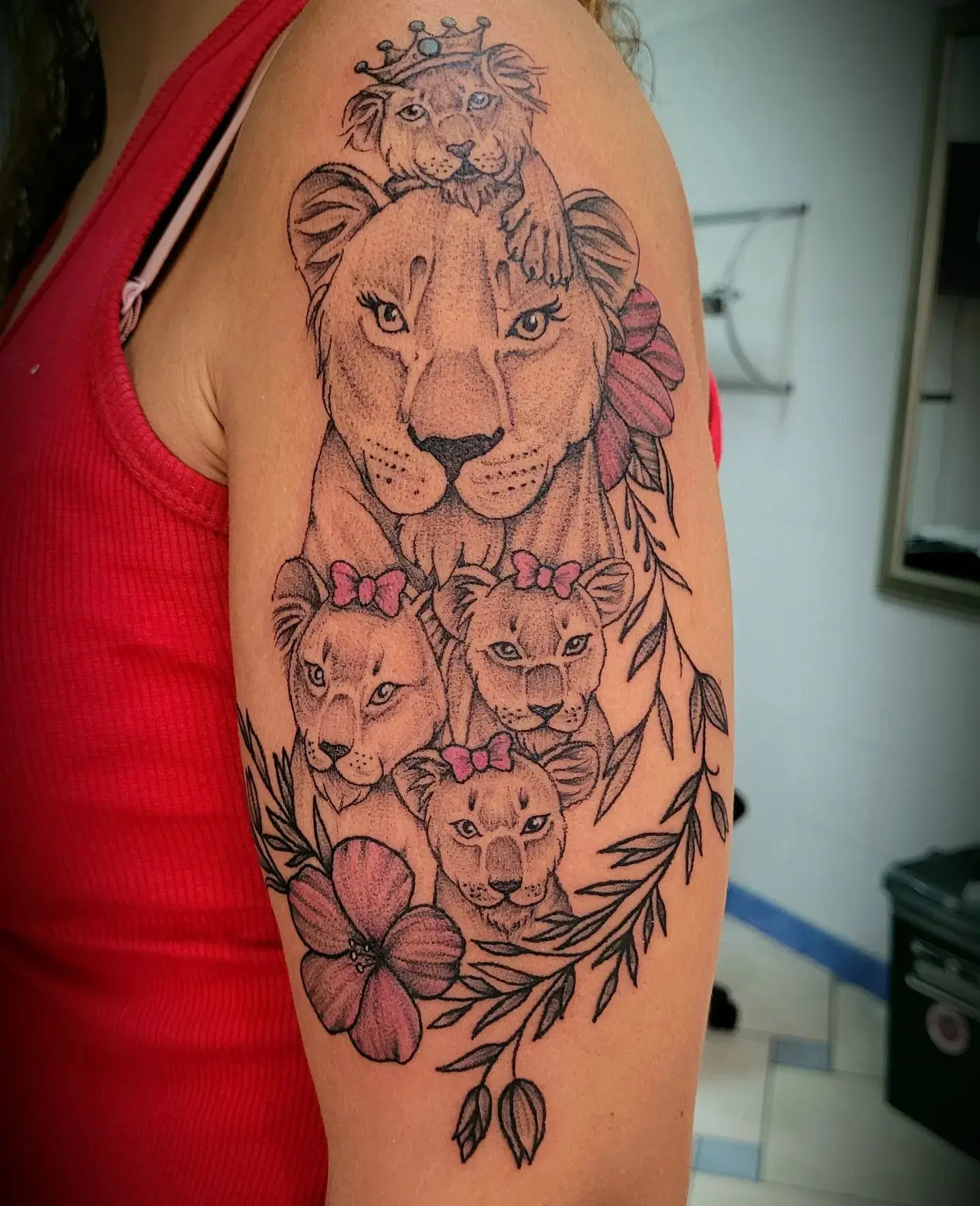 Tatuaje de una leona y sus cachorros 1