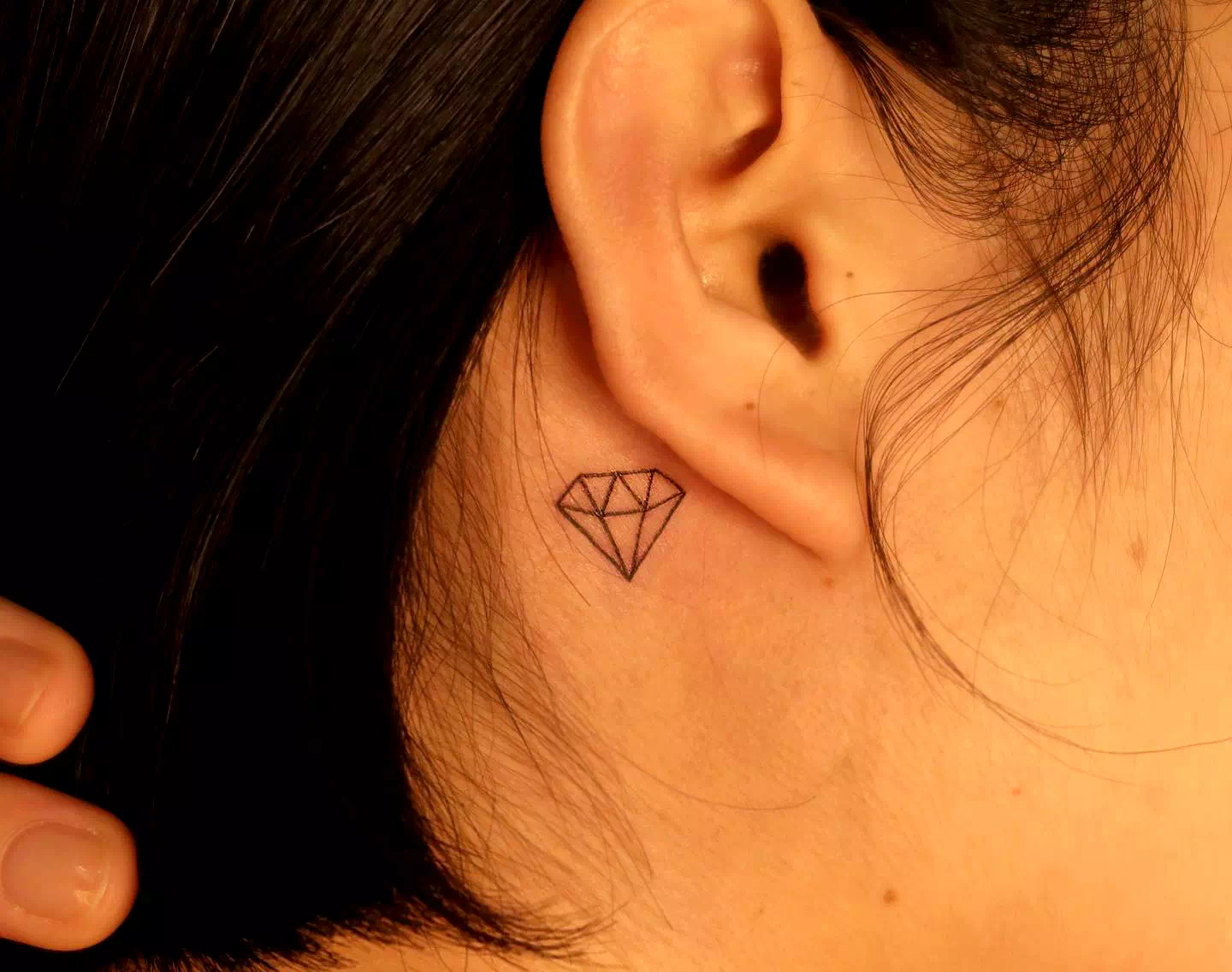 Tatuaje minimalista en el cuello 1