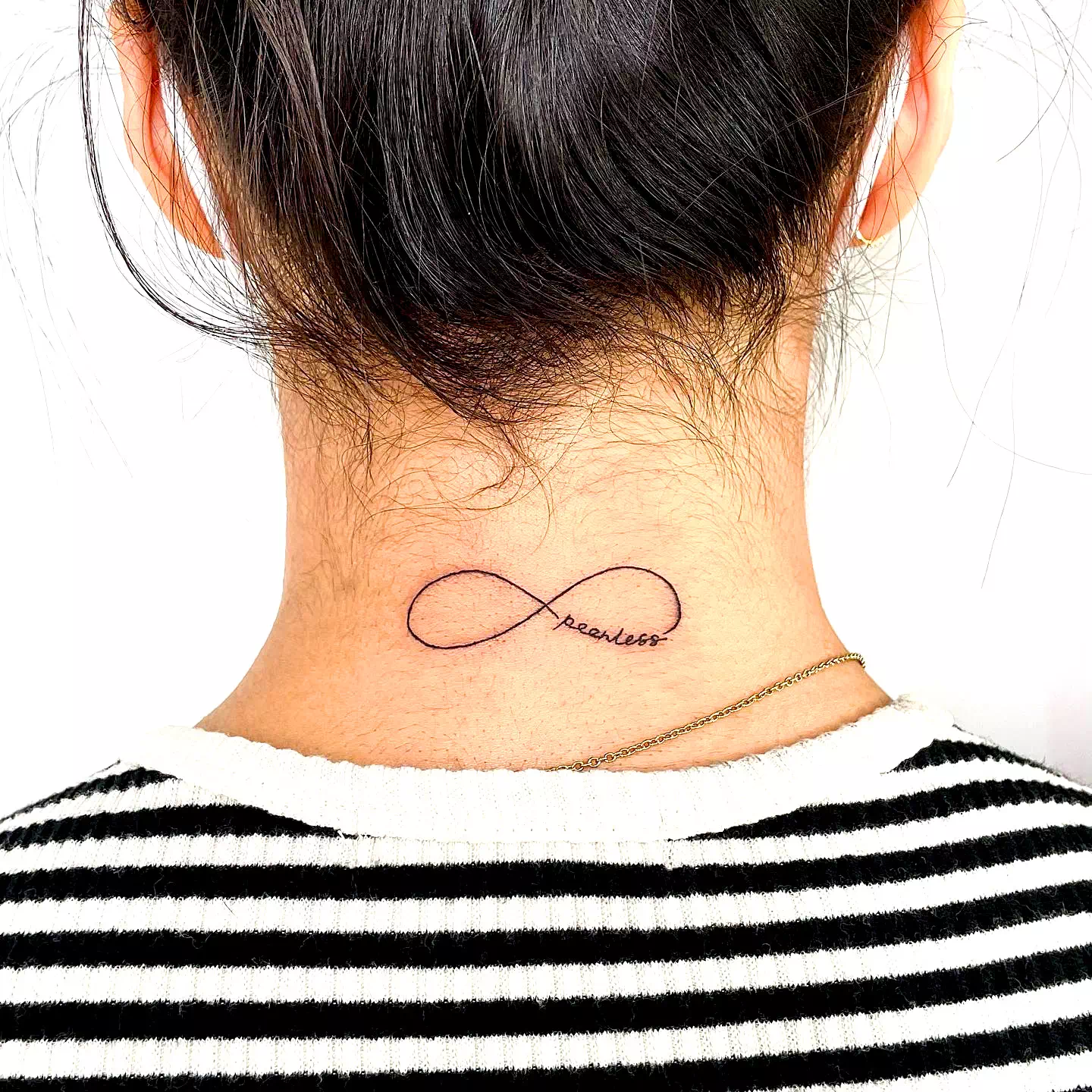 Tatuaje minimalista en el cuello 3