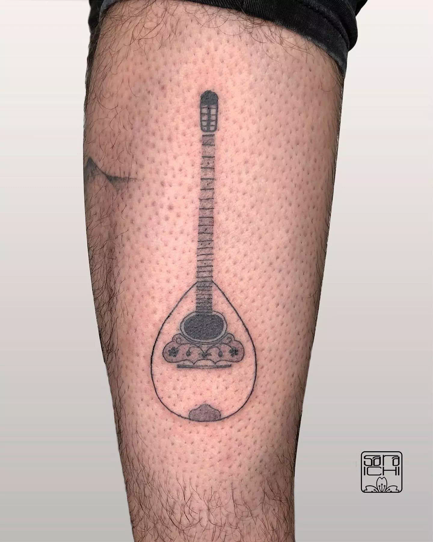 Diseño de tatuaje musical en blanco y negro 3