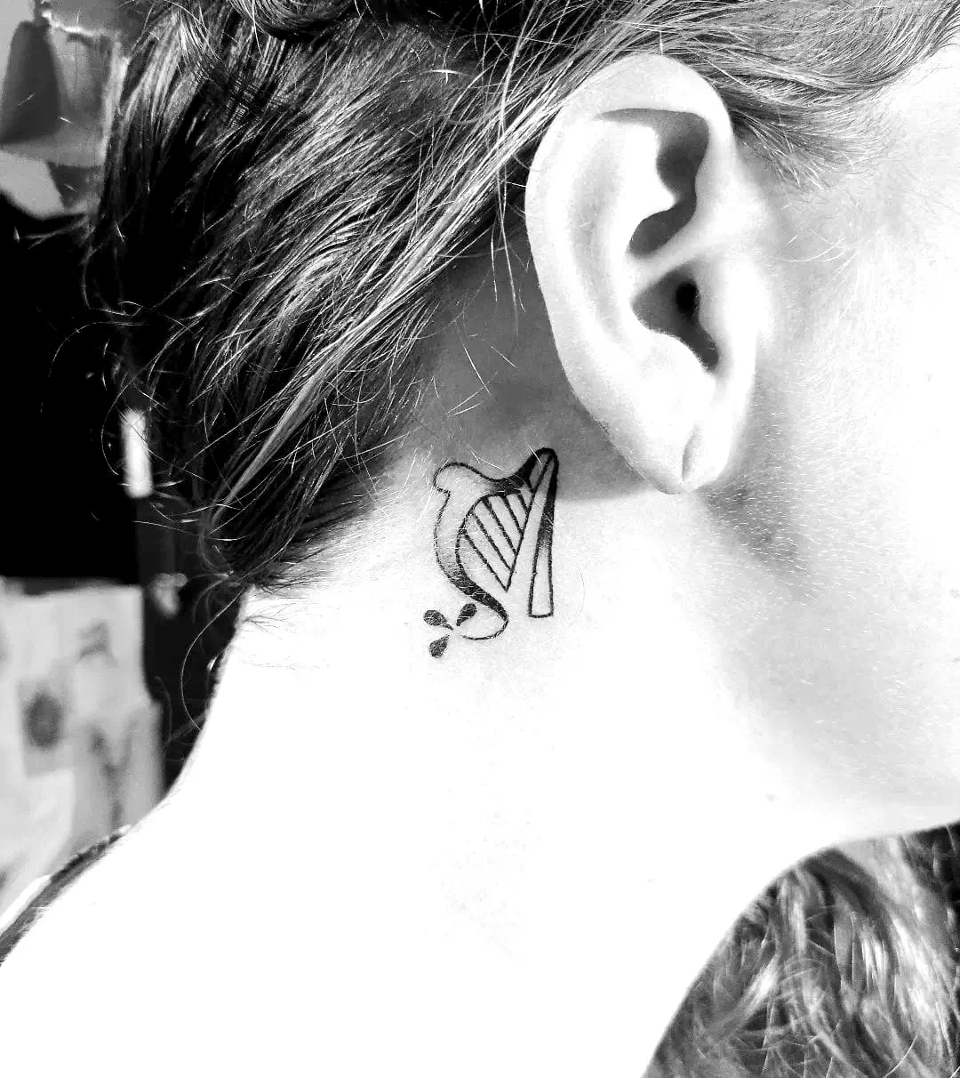 Tatuaje de notas musicales en el cuello 1