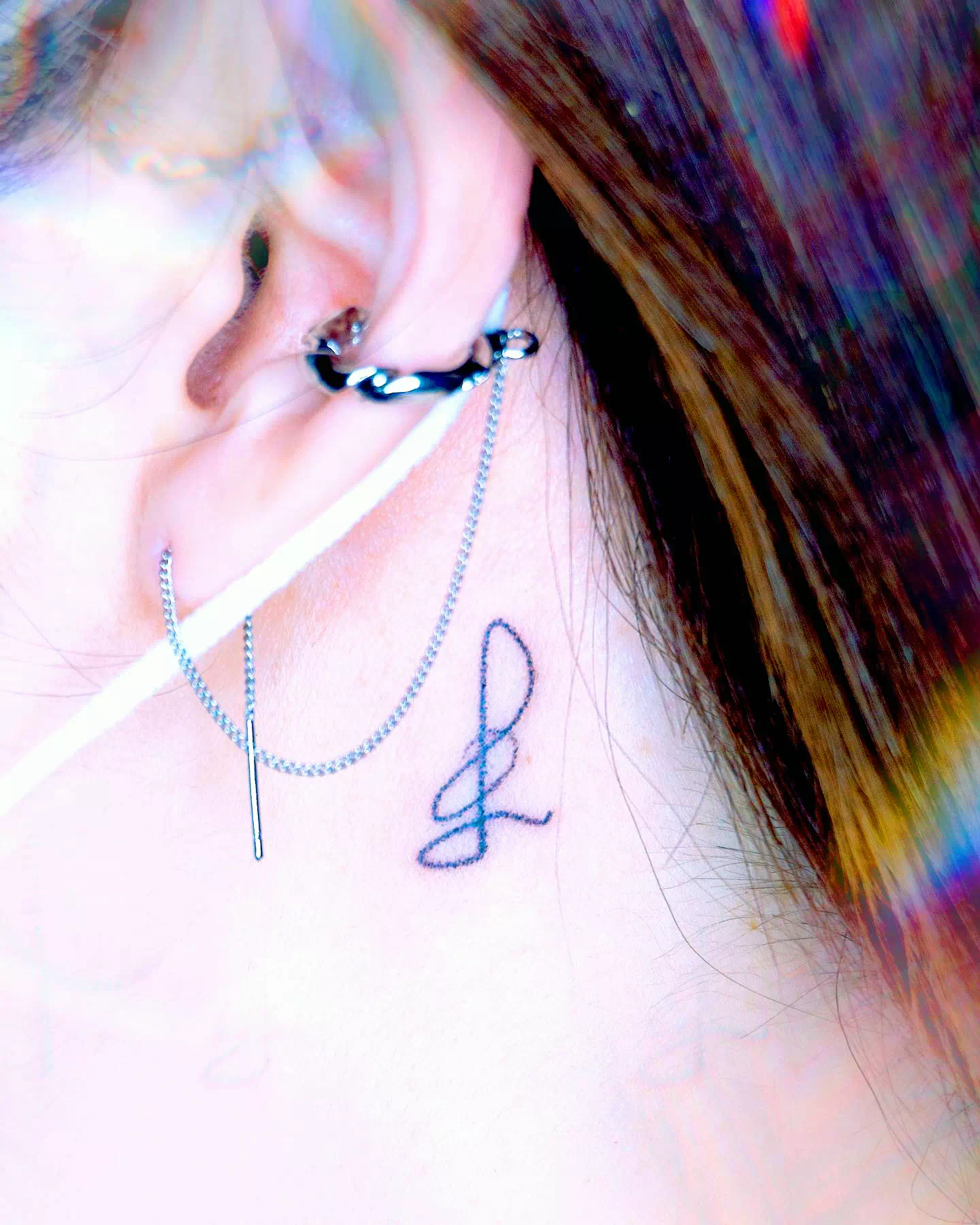 Tatuaje de notas musicales en el cuello 2