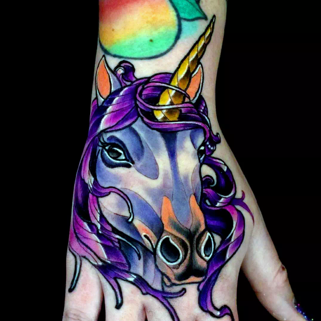 Tatuaje de unicornio rosa púrpura