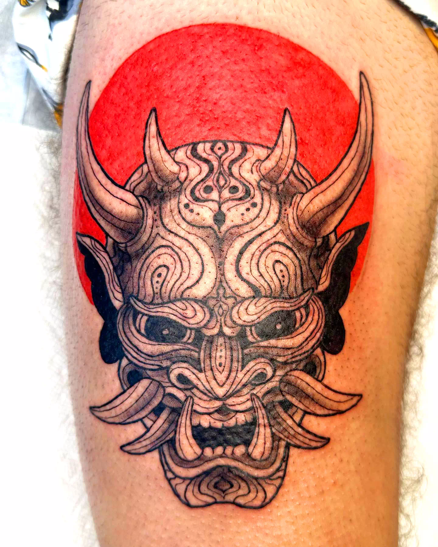 Rote gruselige Oni Maske Tattoo